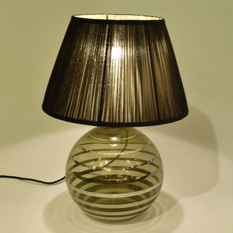 Verre brun Lampe de table Art Déco en verre avec abat-jour noir en vente