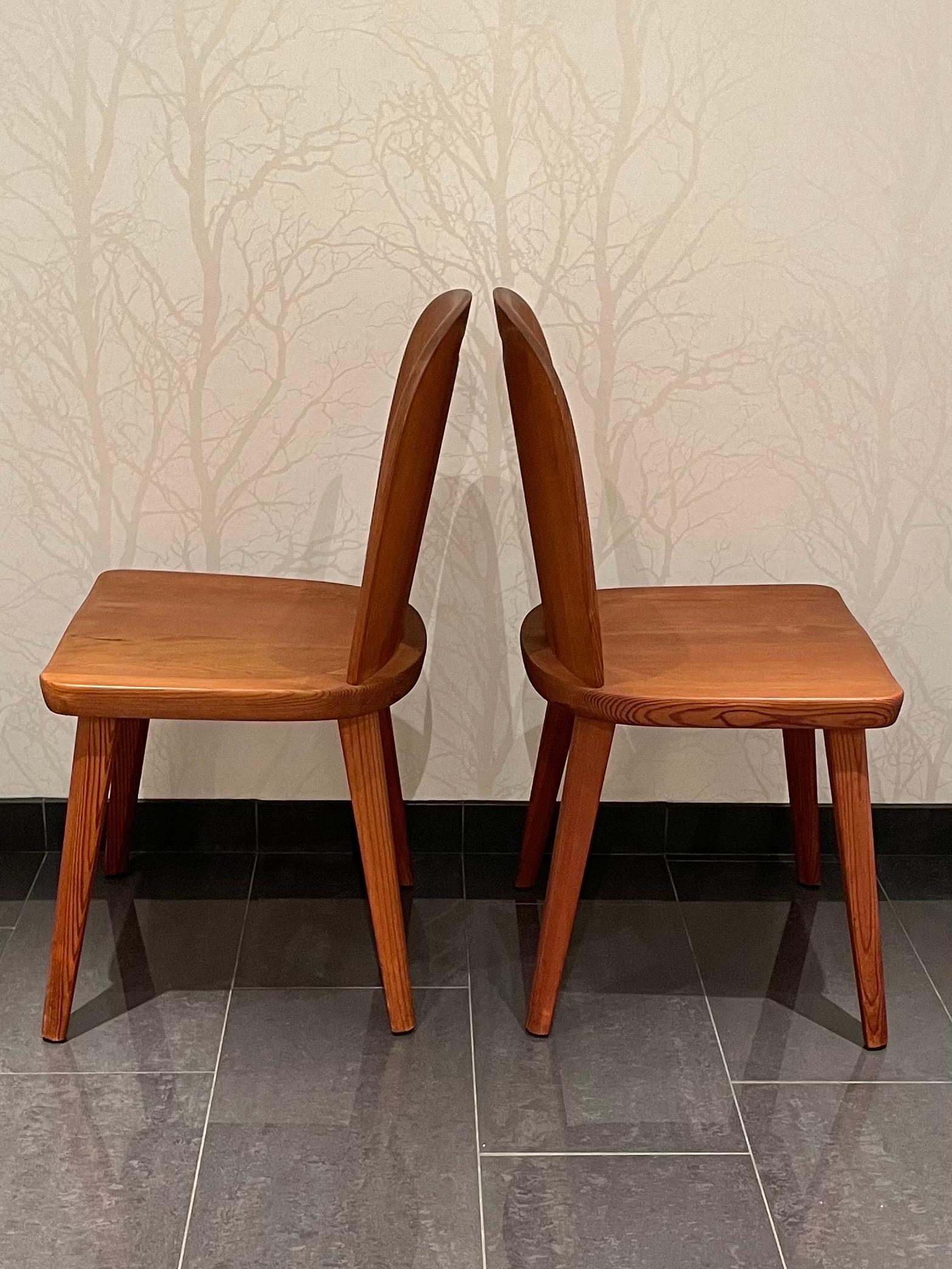 This is the Lövåsen solid pine pair of chairs manufactured in southern Sweden by Åby Möbelfabrik in the 1930/40s. 

It comes in a robust sports cabin lock in the Swede Axel Einar Hjorth style. 
They are maid of solid pine. The shape appears rounded