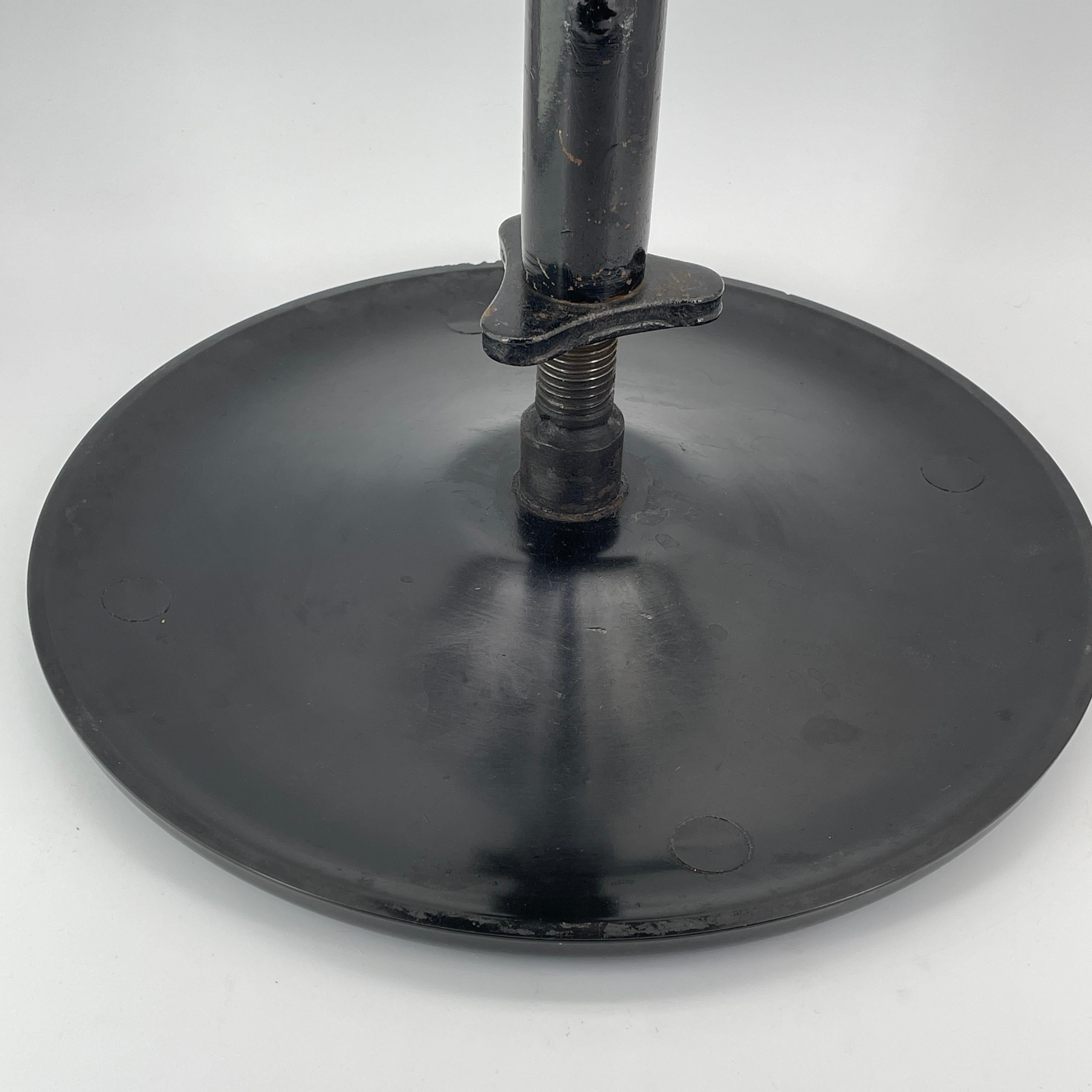 1930s Sputnik Noir Vintage Industriel Atelier Tabouret Bas Bakélite Acier en vente 2