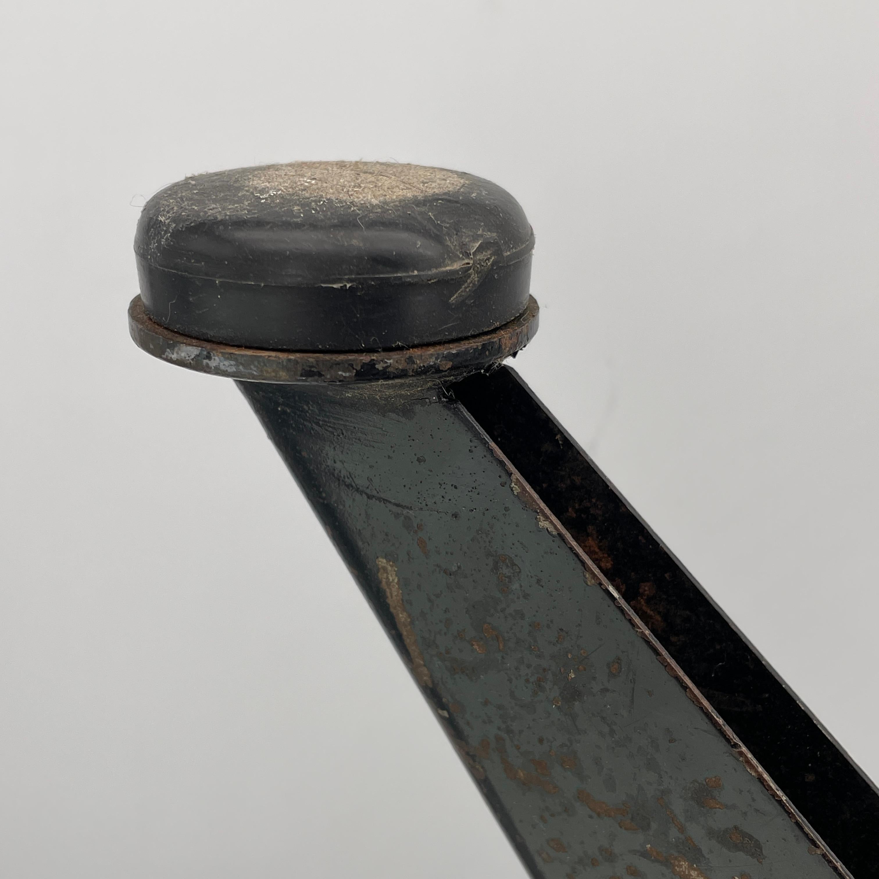 1930s Sputnik Noir Vintage Industriel Atelier Tabouret Bas Bakélite Acier en vente 3