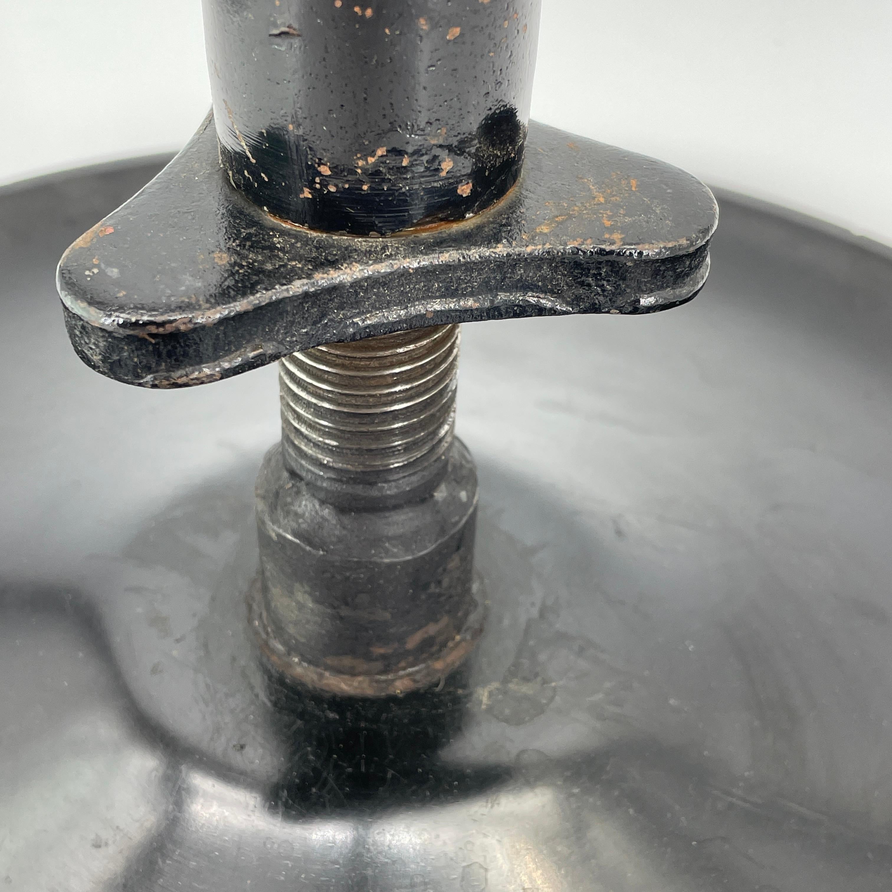 1930s Sputnik Noir Vintage Industriel Atelier Tabouret Bas Bakélite Acier en vente 4