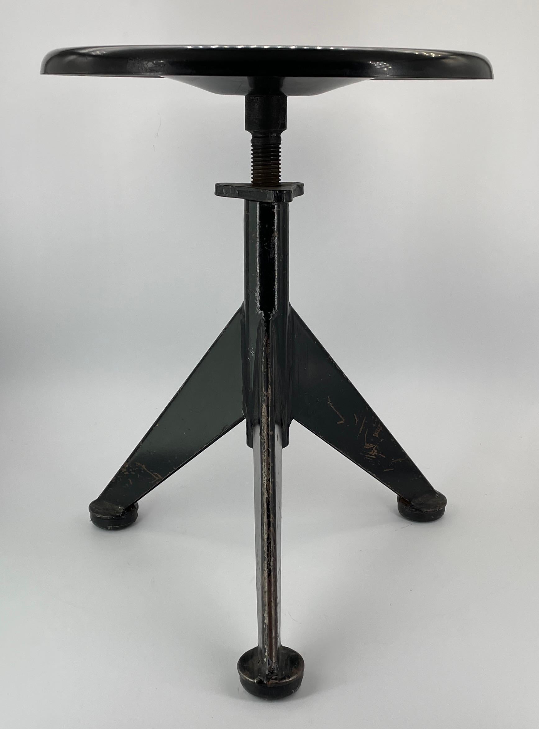 Le design est à la manière de Jean Prouve pour AB Odelberg/One.  Marques de moulage intéressantes sur le fond, je n'ai rien trouvé sur la marque. Le dessus a une réparation de 2,5 pouces qui est visible lors d'une inspection minutieuse, il est le