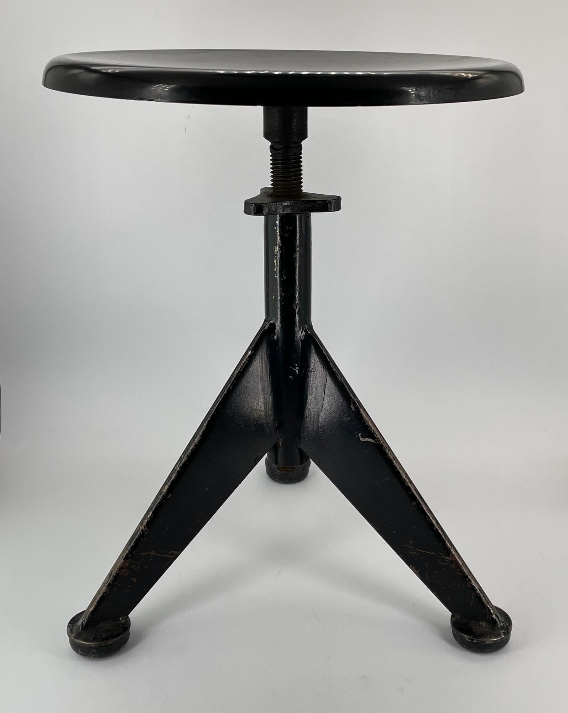 Baltique 1930s Sputnik Noir Vintage Industriel Atelier Tabouret Bas Bakélite Acier en vente