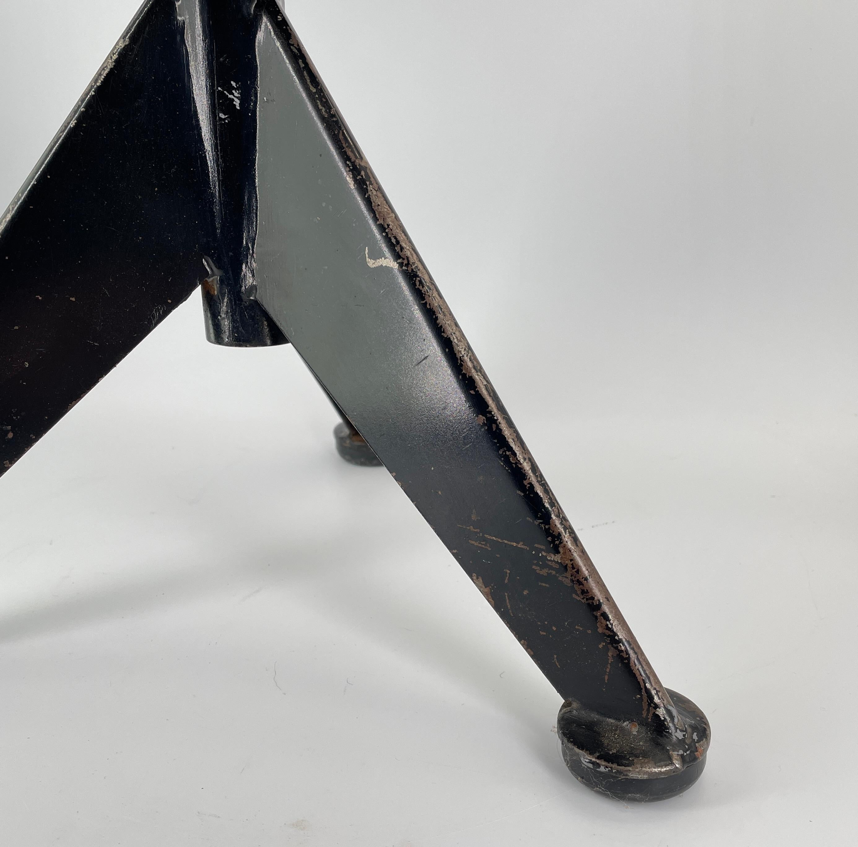 Émaillé 1930s Sputnik Noir Vintage Industriel Atelier Tabouret Bas Bakélite Acier en vente