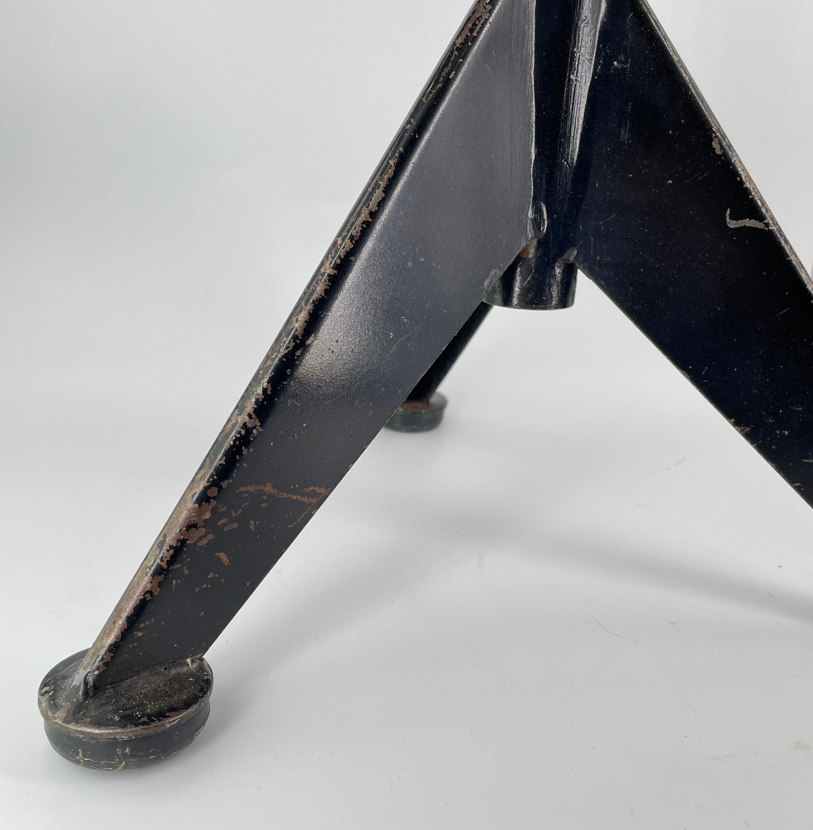 1930s Sputnik Noir Vintage Industriel Atelier Tabouret Bas Bakélite Acier Bon état - En vente à Hyattsville, MD