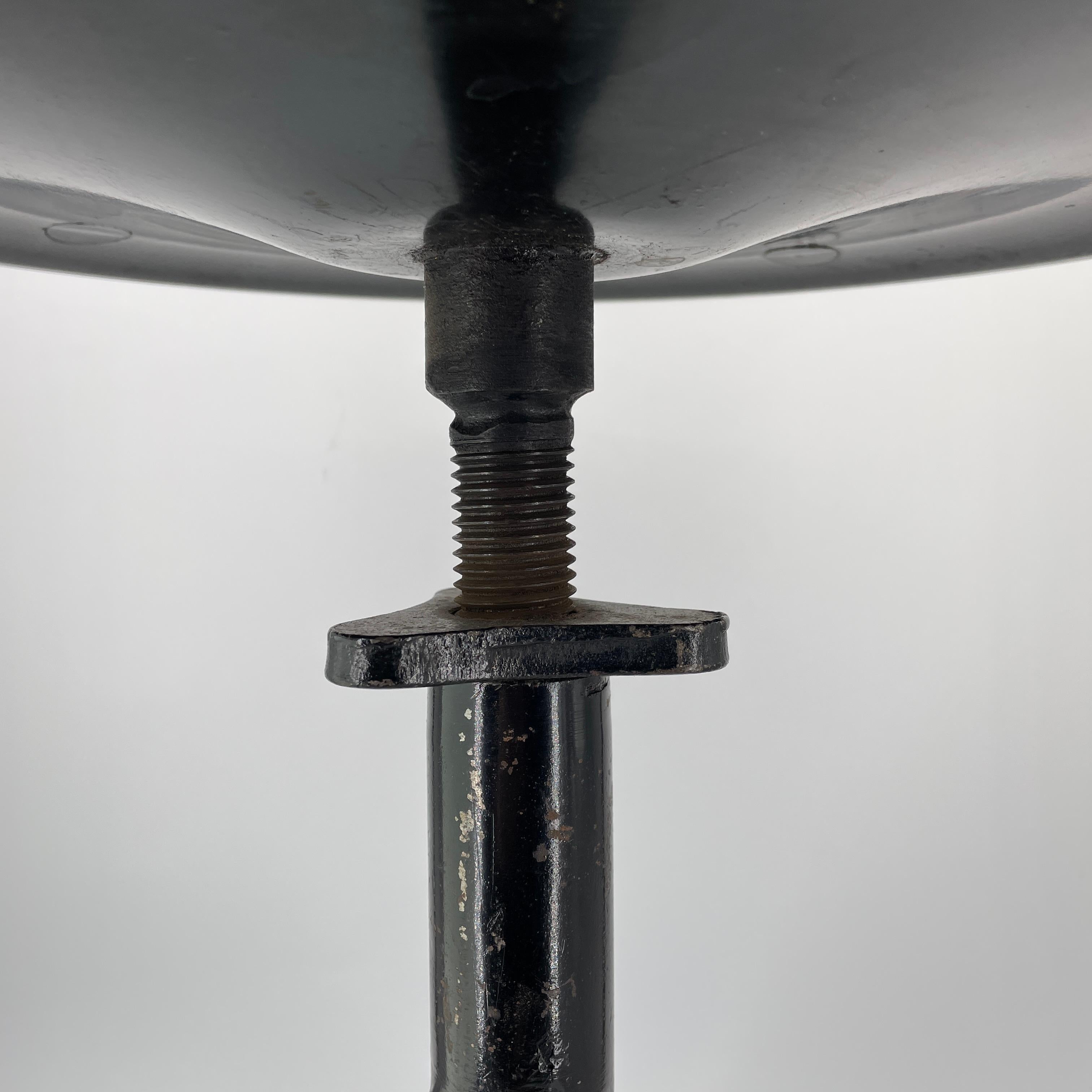 Milieu du XXe siècle 1930s Sputnik Noir Vintage Industriel Atelier Tabouret Bas Bakélite Acier en vente