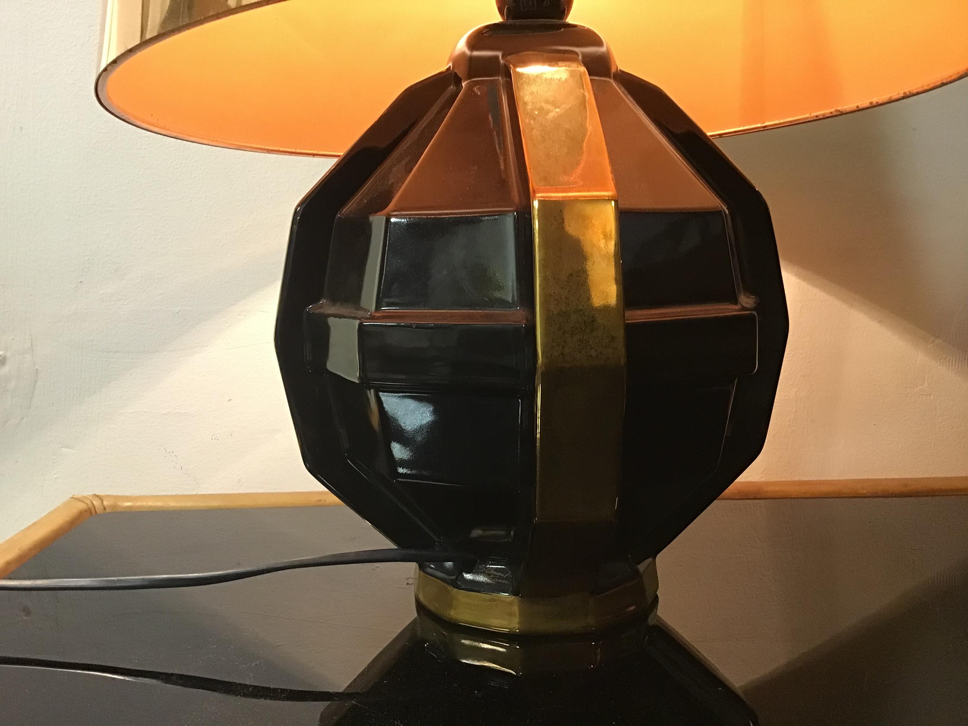 Lampe de table à base de céramique colorée en noir et cuivre
Signé St Clement, vers les années 1930, français.
