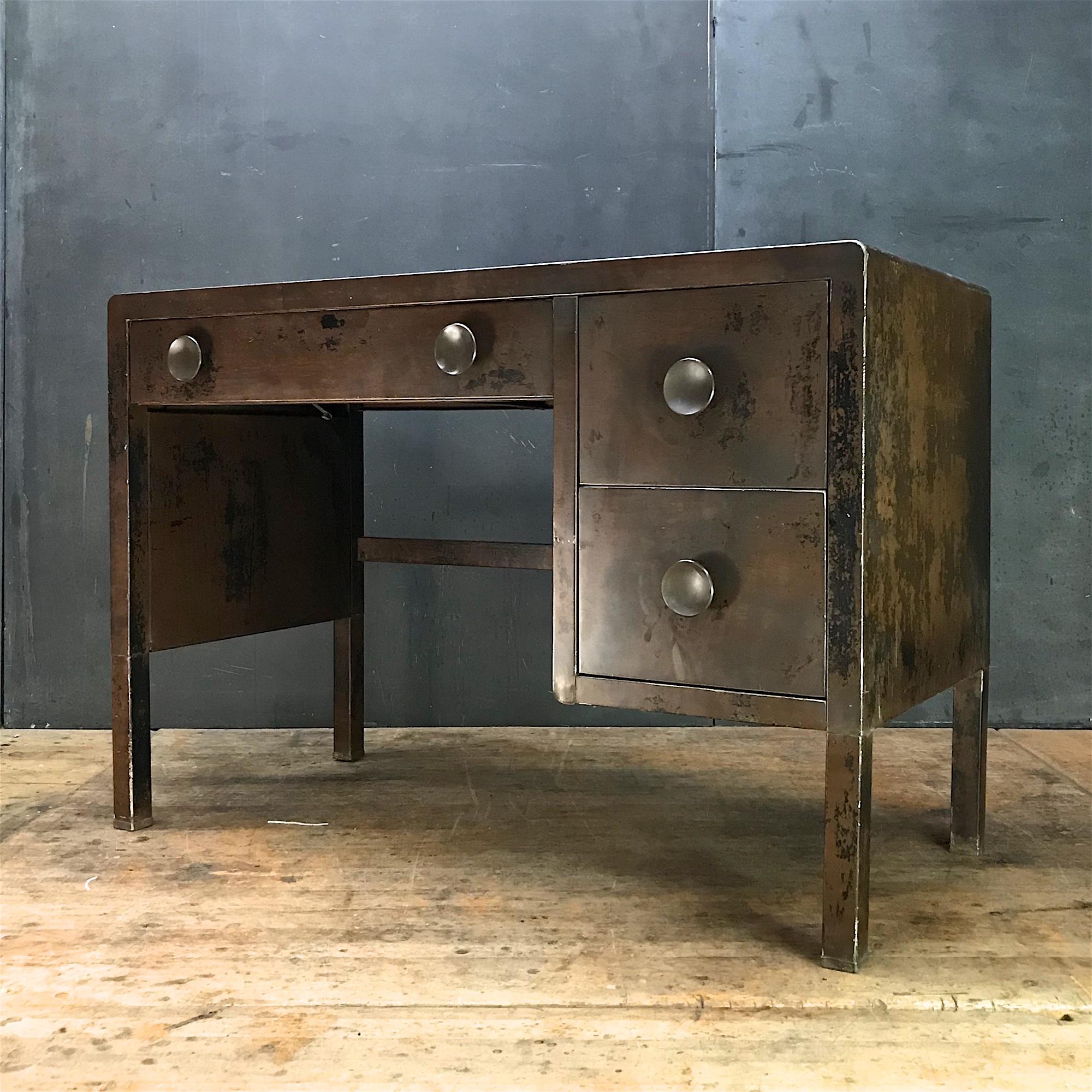 A transitional pre-war design by Norma Bel Geddes, this example is the more minimal version. Fully functional, drawers are working smoothly, metal and wood mechanics, keeps them quiet during function, this is all intact. Please note that the four