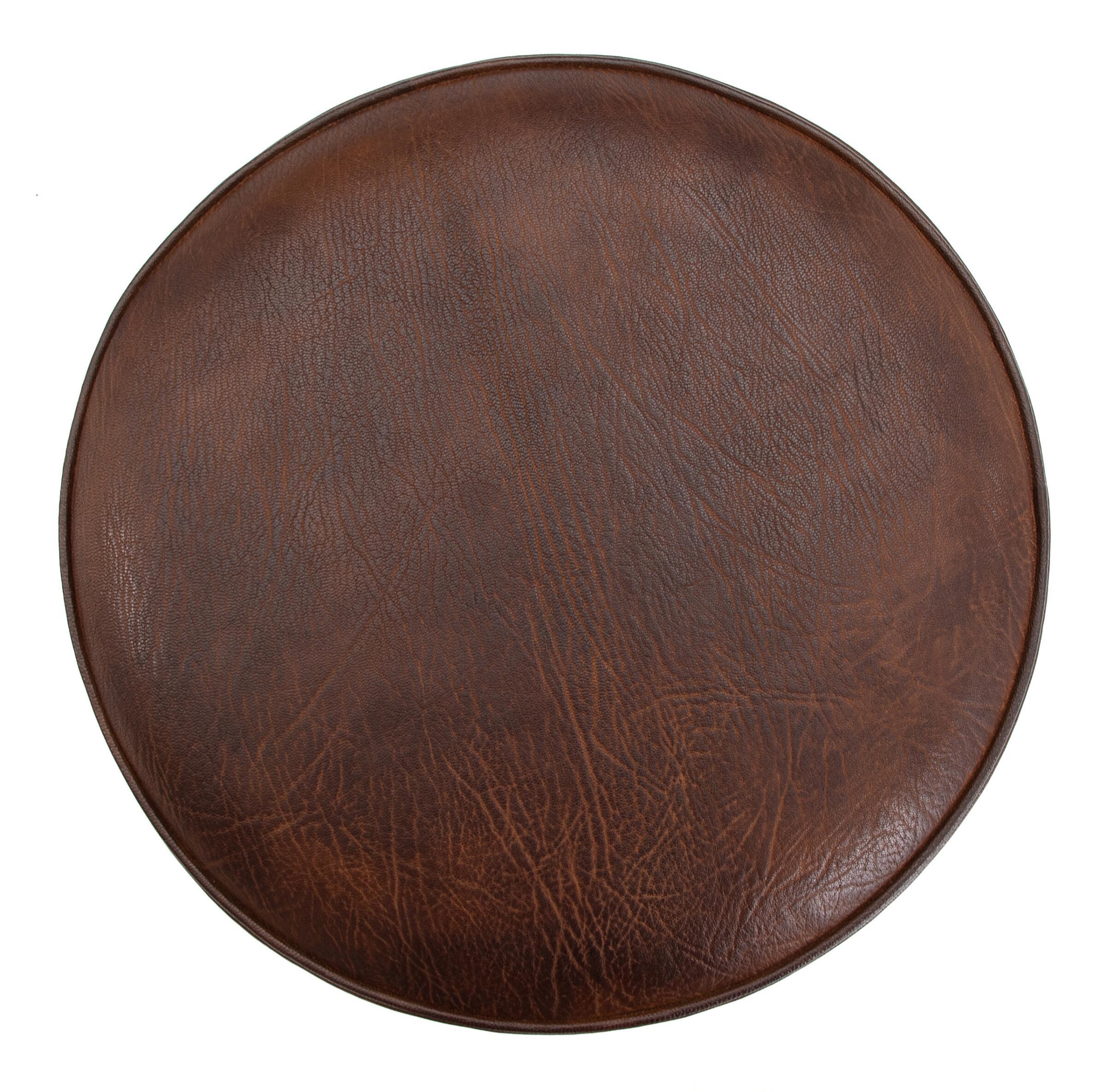 Ce tabouret des années 1930, fabriqué par un ébéniste danois, illustre le savoir-faire raffiné et les principes de conception intemporels du mobilier danois du début du XXe siècle. 

Le cadre, construit en hêtre teinté, met en valeur l'habileté de
