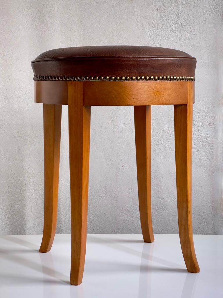 Scandinave moderne Tabouret des années 1930 avec structure en hêtre teinté recouverte de cuir brun du Niger. en vente