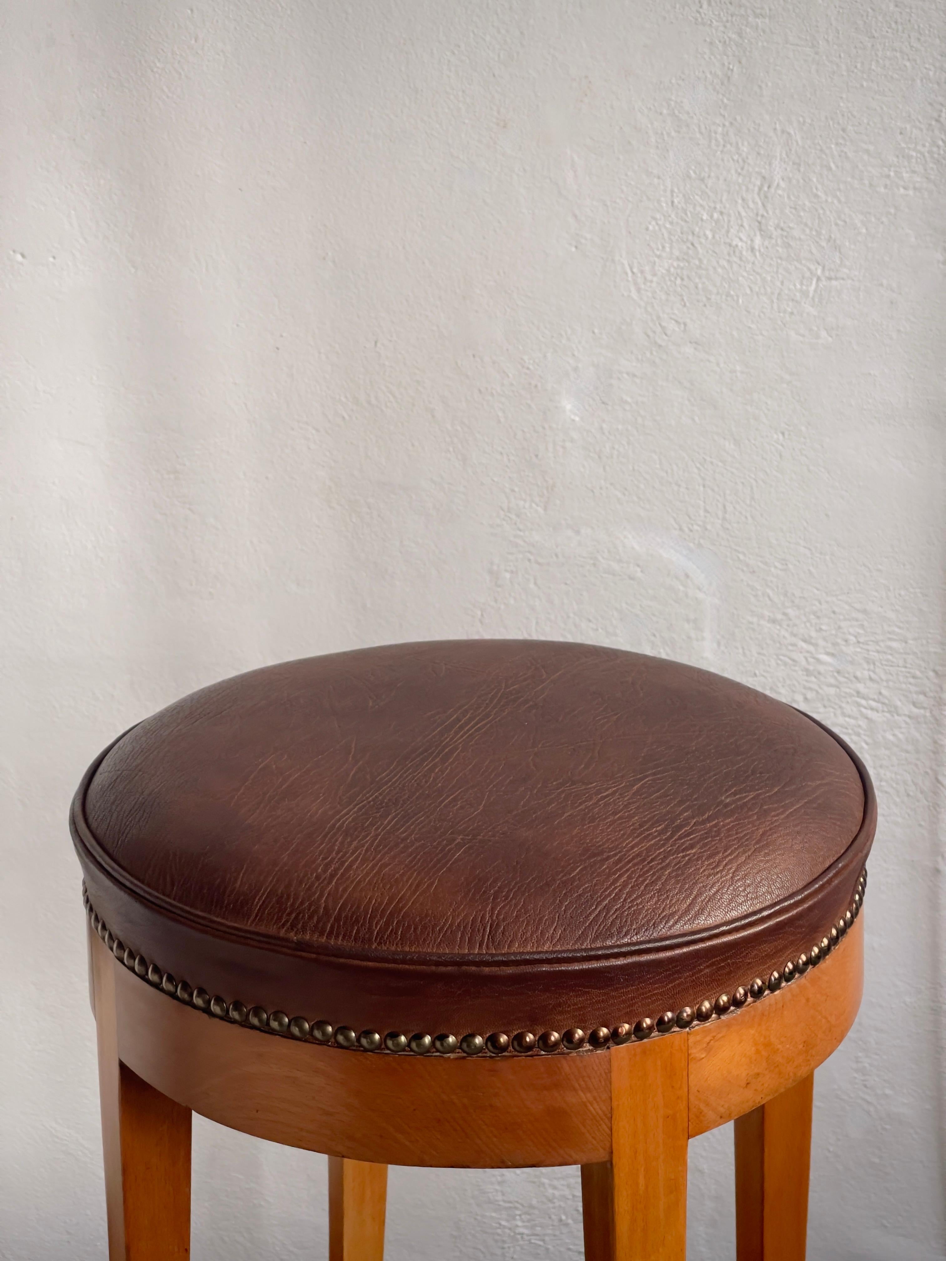 Danois Tabouret des années 1930 avec structure en hêtre teinté recouverte de cuir brun du Niger. en vente