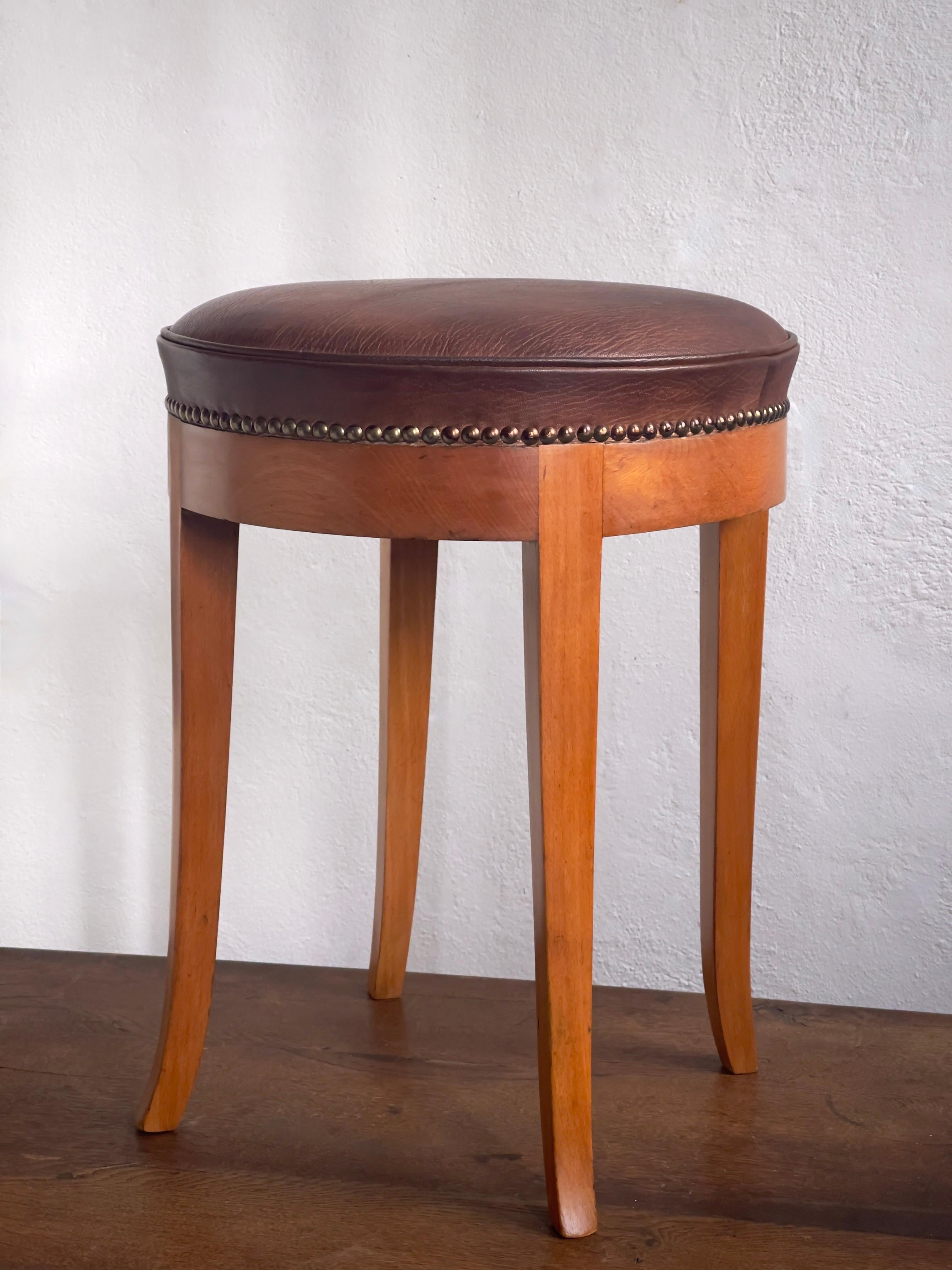 Tabouret des années 1930 avec structure en hêtre teinté recouverte de cuir brun du Niger. Bon état - En vente à København K, 84