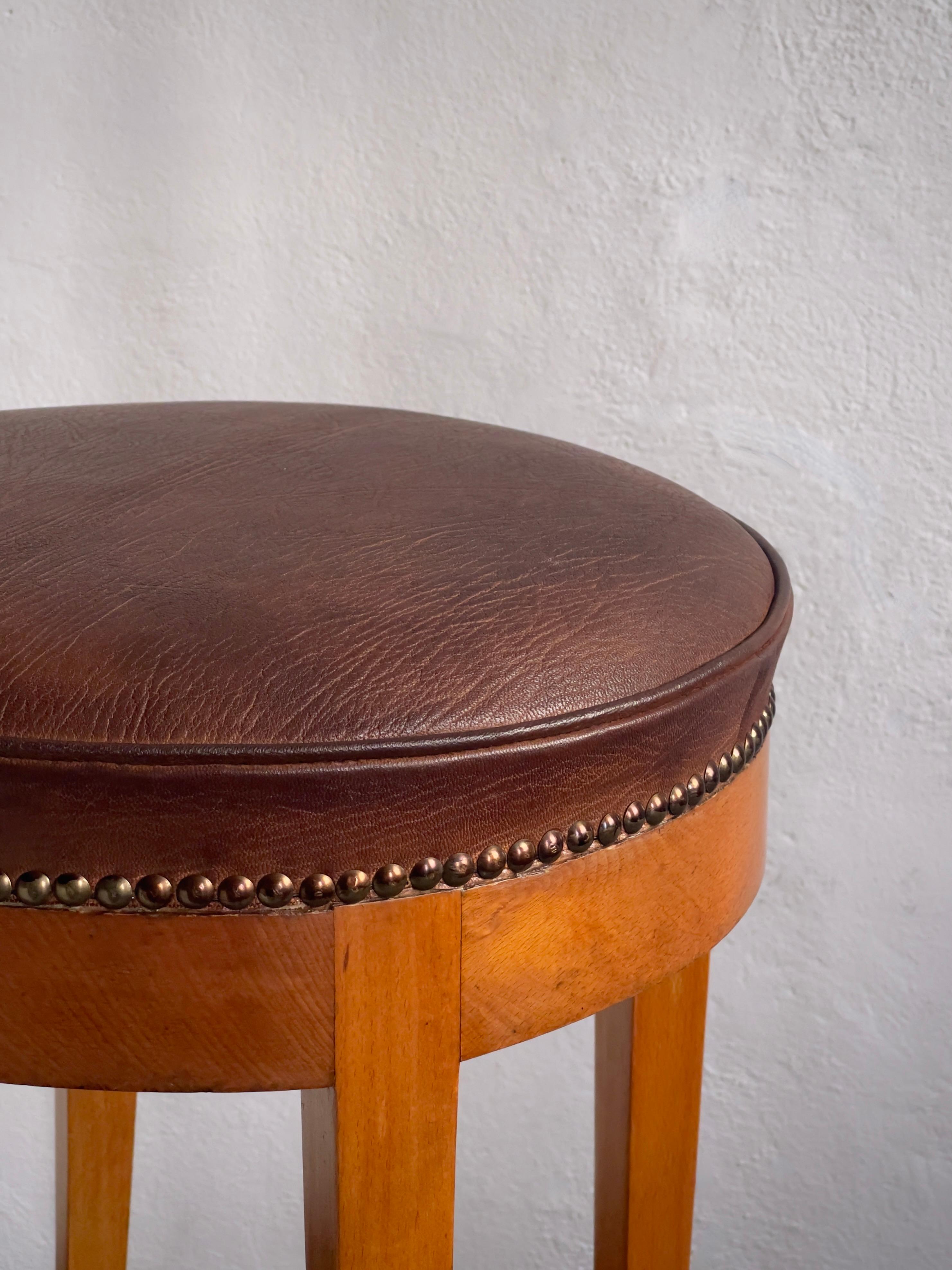 Milieu du XXe siècle Tabouret des années 1930 avec structure en hêtre teinté recouverte de cuir brun du Niger. en vente