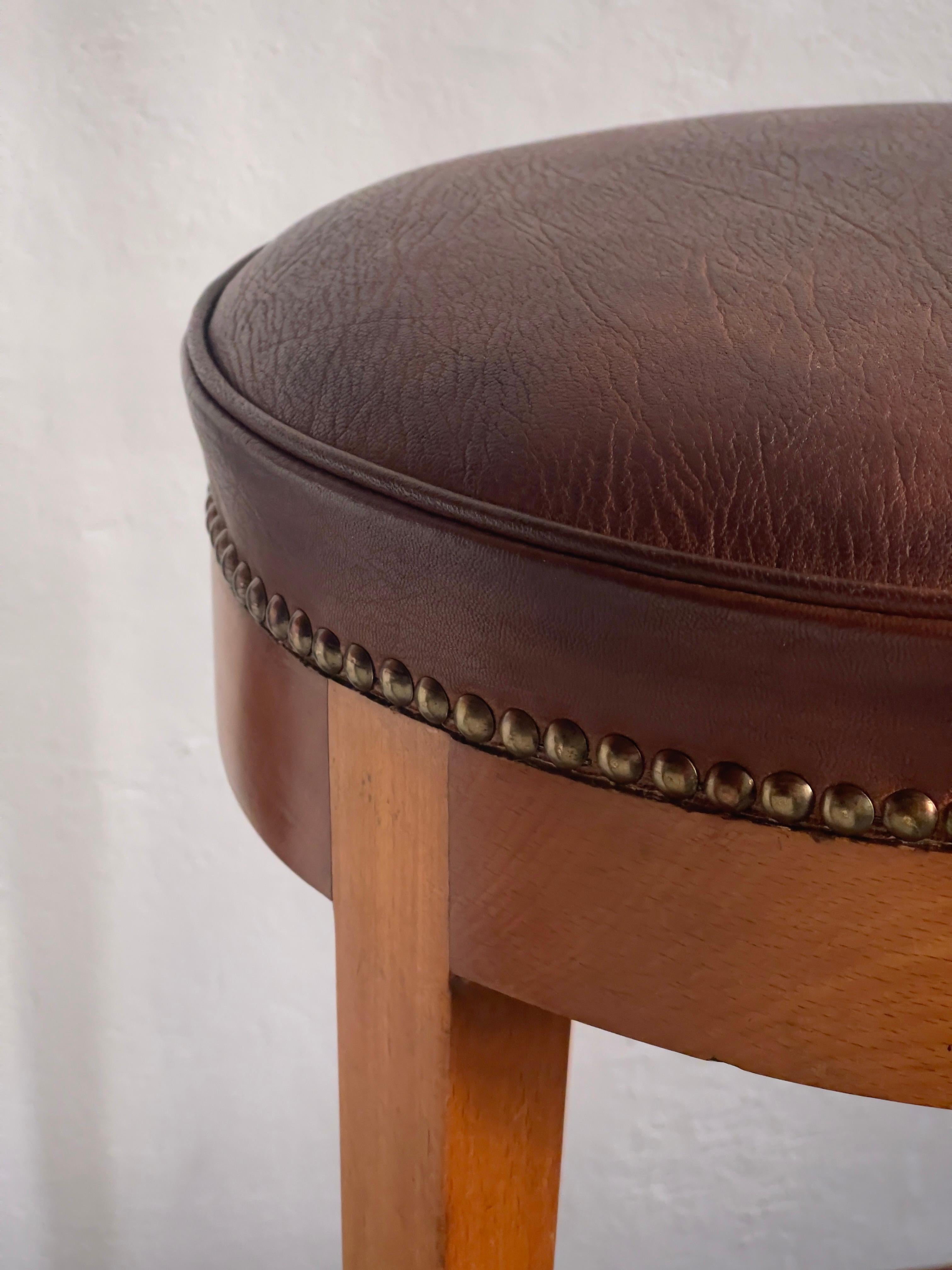 Cuir Tabouret des années 1930 avec structure en hêtre teinté recouverte de cuir brun du Niger. en vente