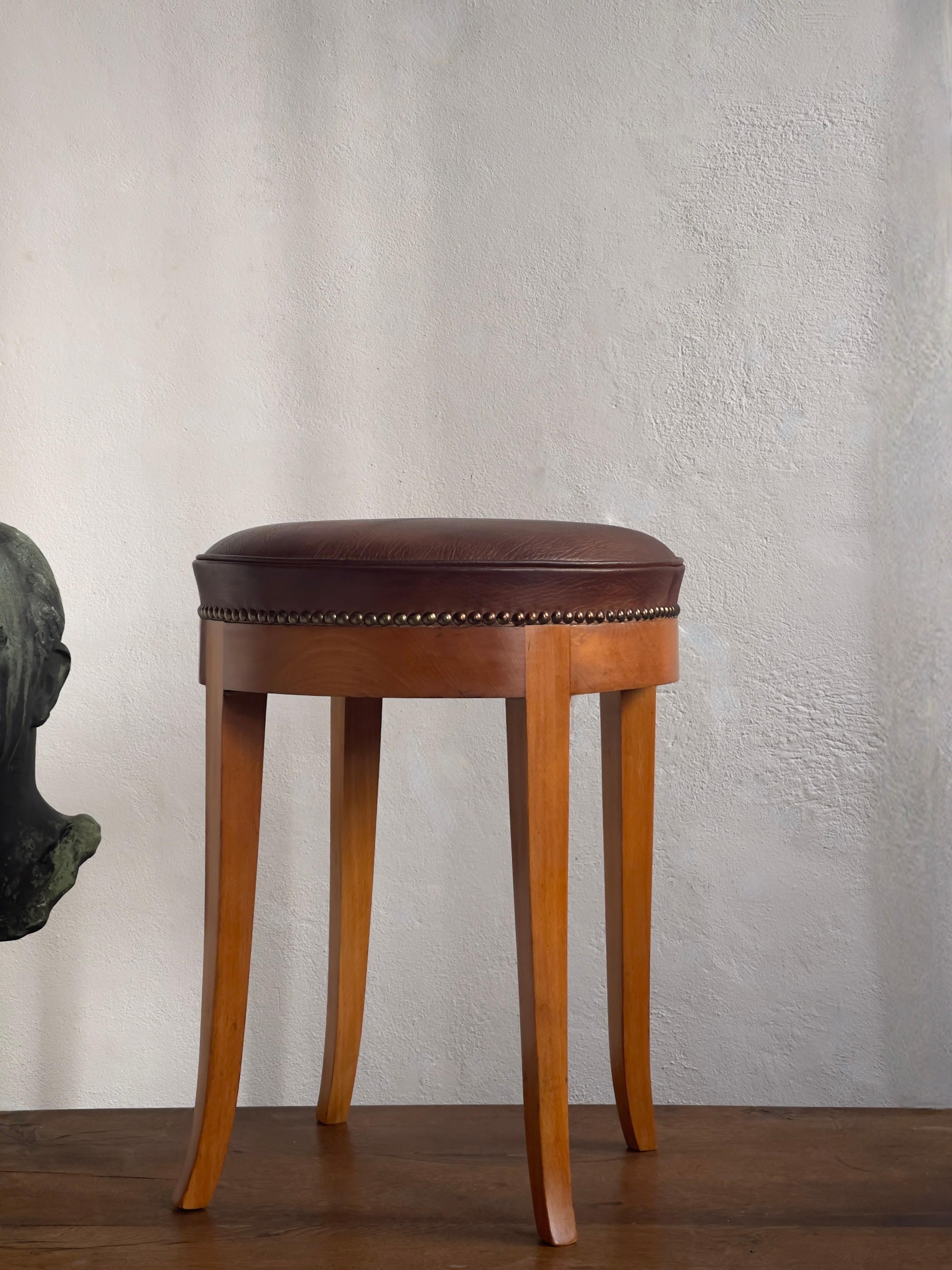 Tabouret des années 1930 avec structure en hêtre teinté recouverte de cuir brun du Niger. en vente 1