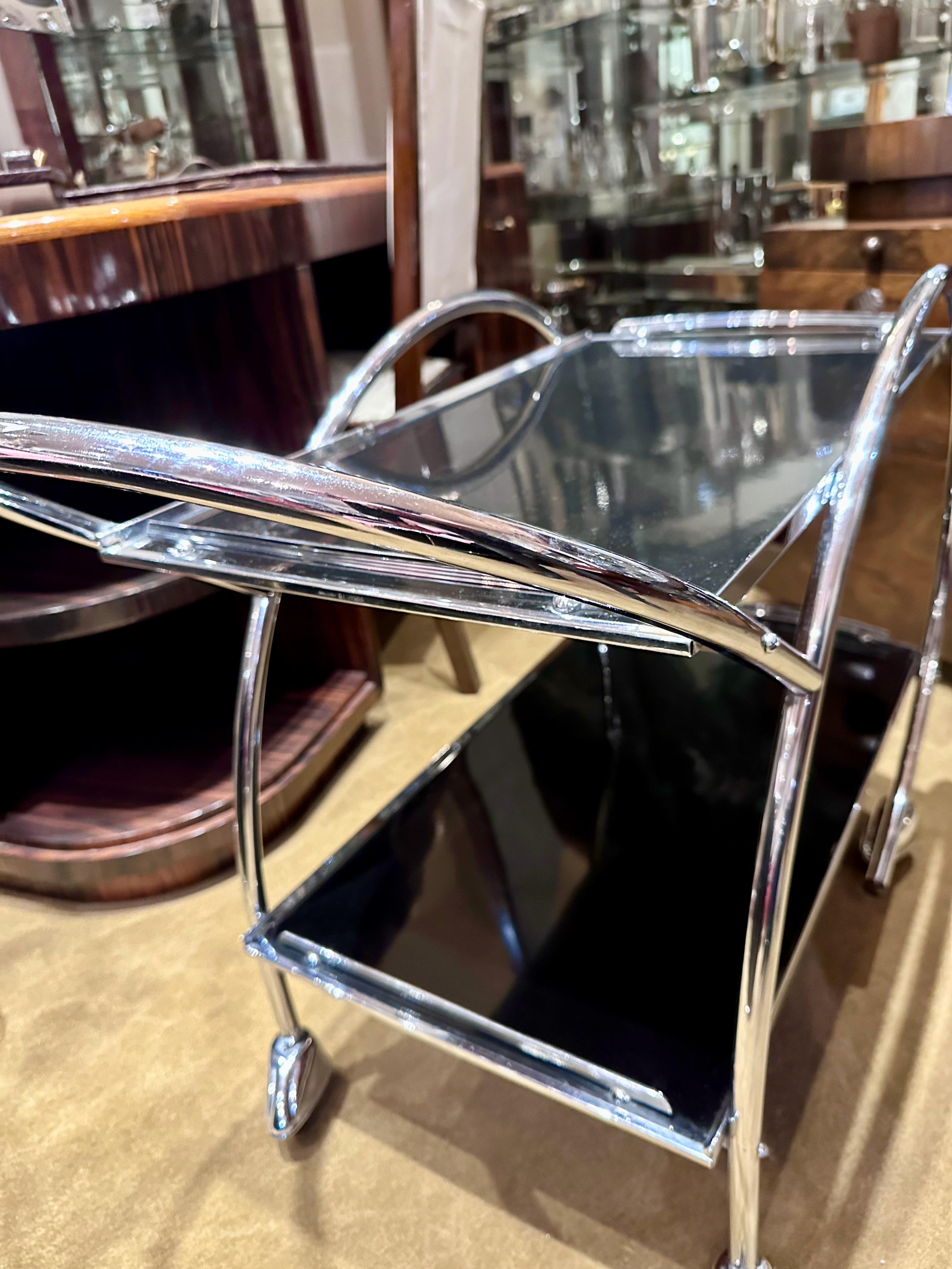 1930s Streamline Art Deco Chrome and Glass Hostess Trolley Bar Cart In Good Condition For Sale In Oakland, CA