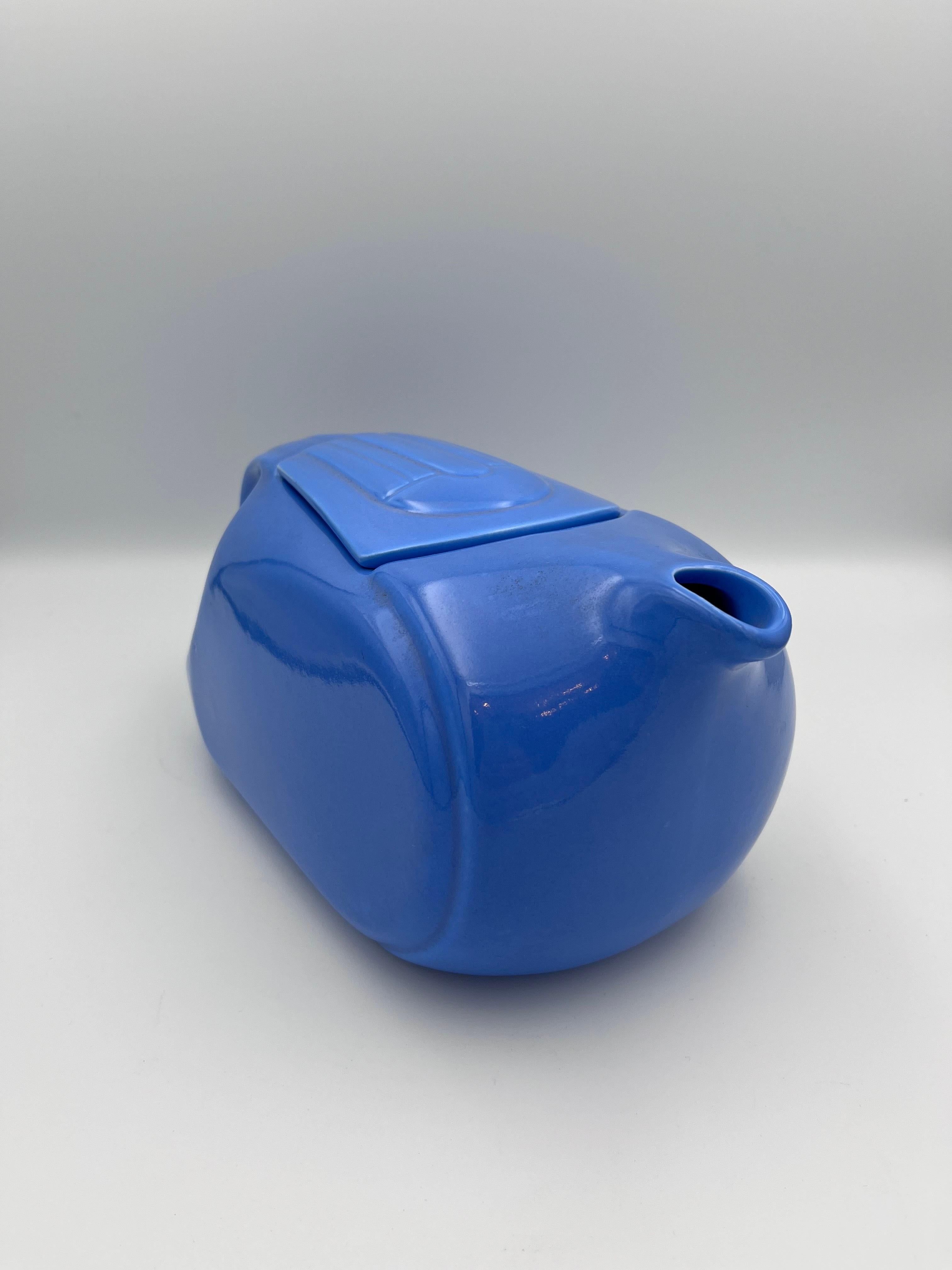 1930 Streamline Delphinium Azul / Jarra Tetera Hall China para Westinghouse Art Decó en venta