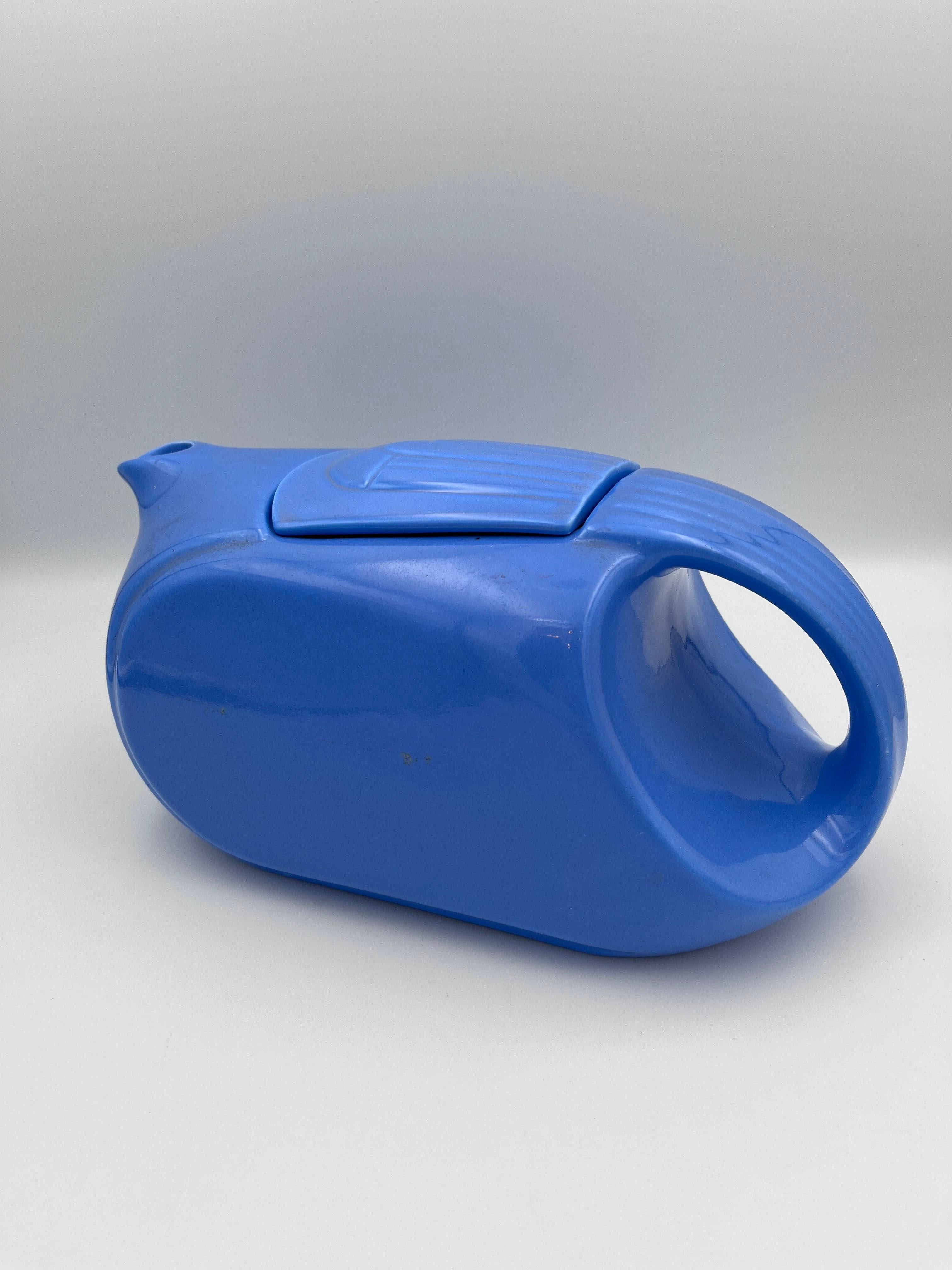 1930 Streamline Delphinium Azul / Jarra Tetera Hall China para Westinghouse mediados del siglo XX en venta