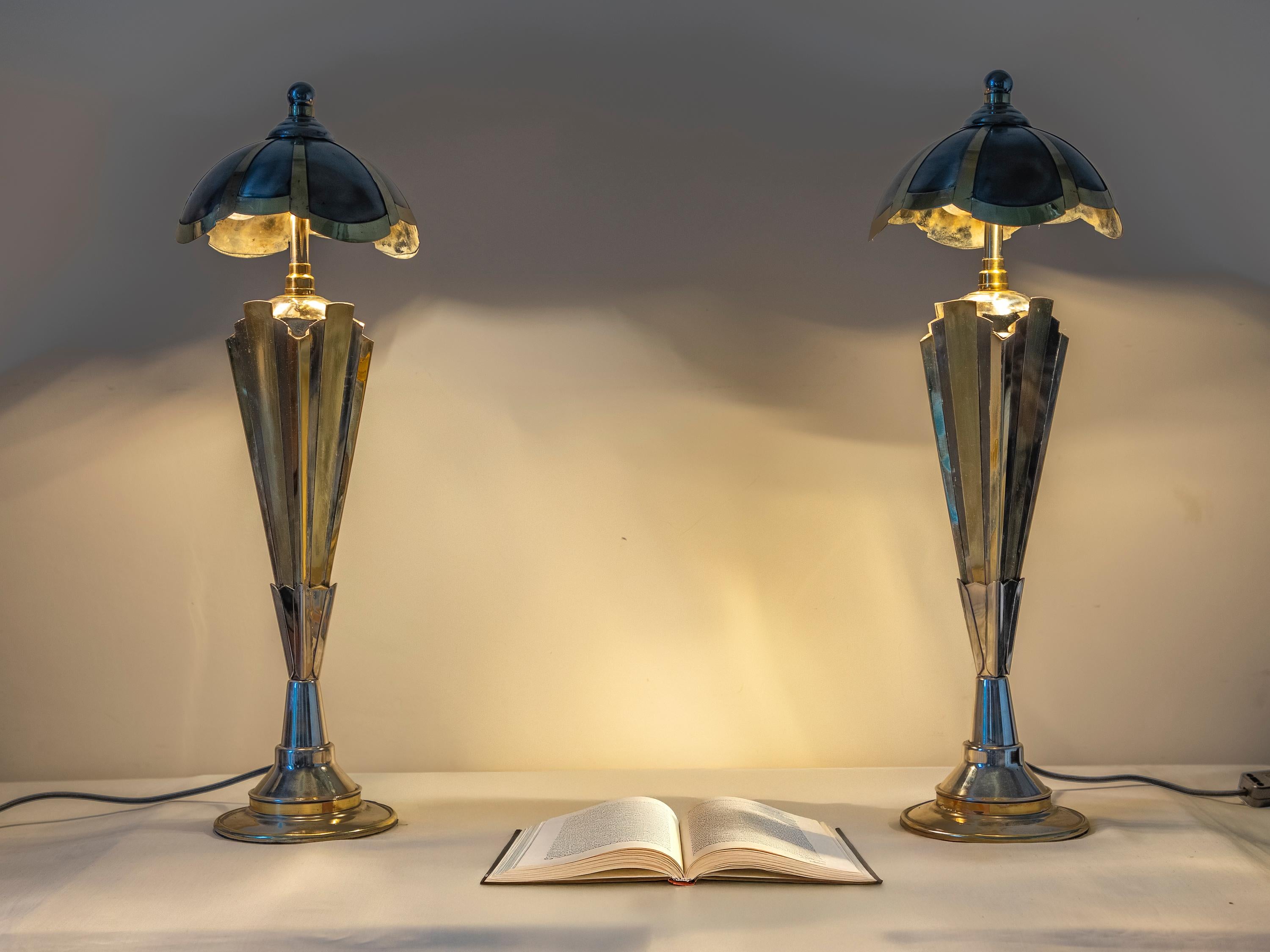 Estas lámparas (idealmente en pareja) son una revisión moderna del glorioso art déco. 

Como toda la obra de Sam Rush, estas lámparas deben considerarse arte funcional . Así que, tanto de día como de noche, iluminadas o no, llaman la atención y