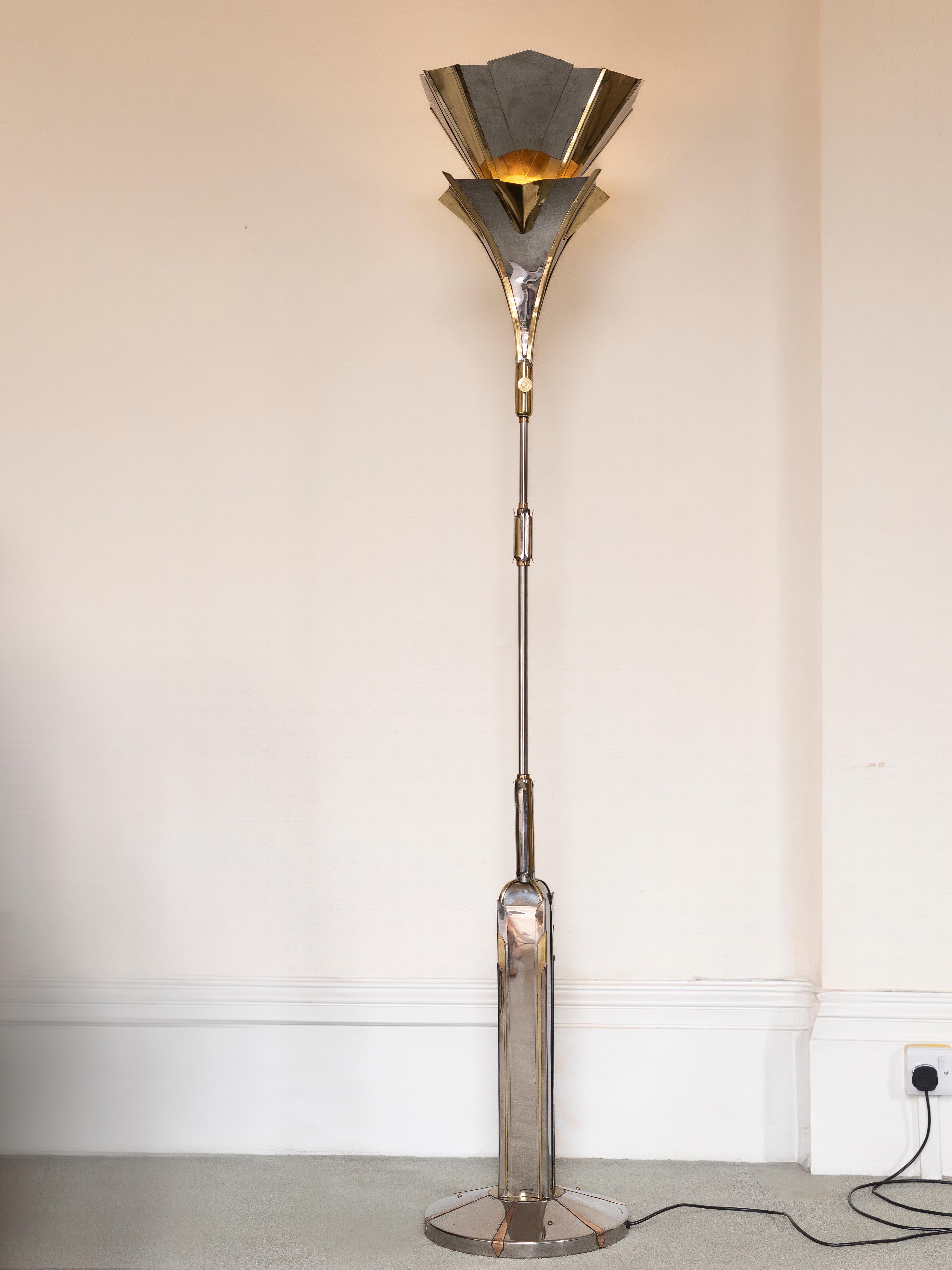 Ägyptische Film- Standardlampe im Stil der 1930er Jahre von Sam Rush (Messing) im Angebot