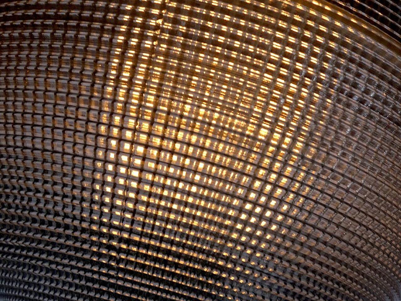 Industriel Pendentifs globe prismatiques de 9 pouces de diamètre en vente