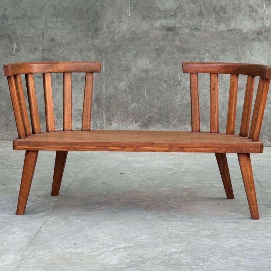 Exquisite handgefertigte Bank aus altem Teakholz, entworfen im raffinierten Stil der schwedischen Moderne der 1930er Jahre. Dieses Stück verkörpert die klaren Linien, die elegante Schlichtheit und die meisterhafte Handwerkskunst, die für die