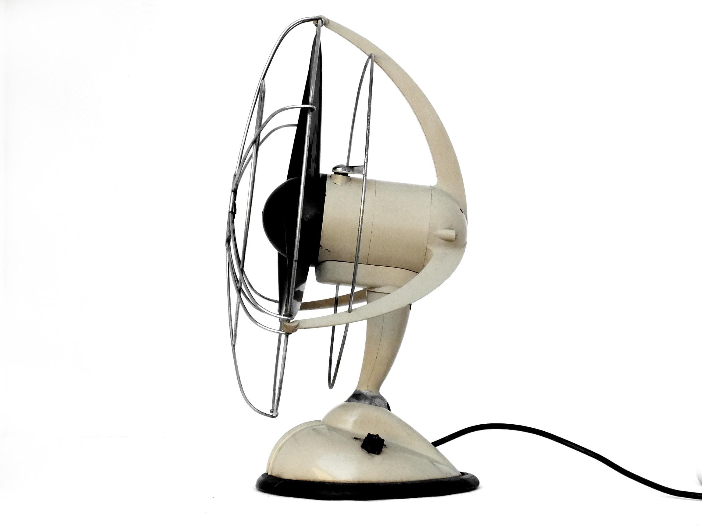 Super Ercole by Ercole Marelli Italy design years '50 electric fan 0-404 big size

 Measure; high 21,4 inches and is in good vintage condition working to 150-160 volt

 colour is cream and chrome, the three paddle blade arms is dark brown.