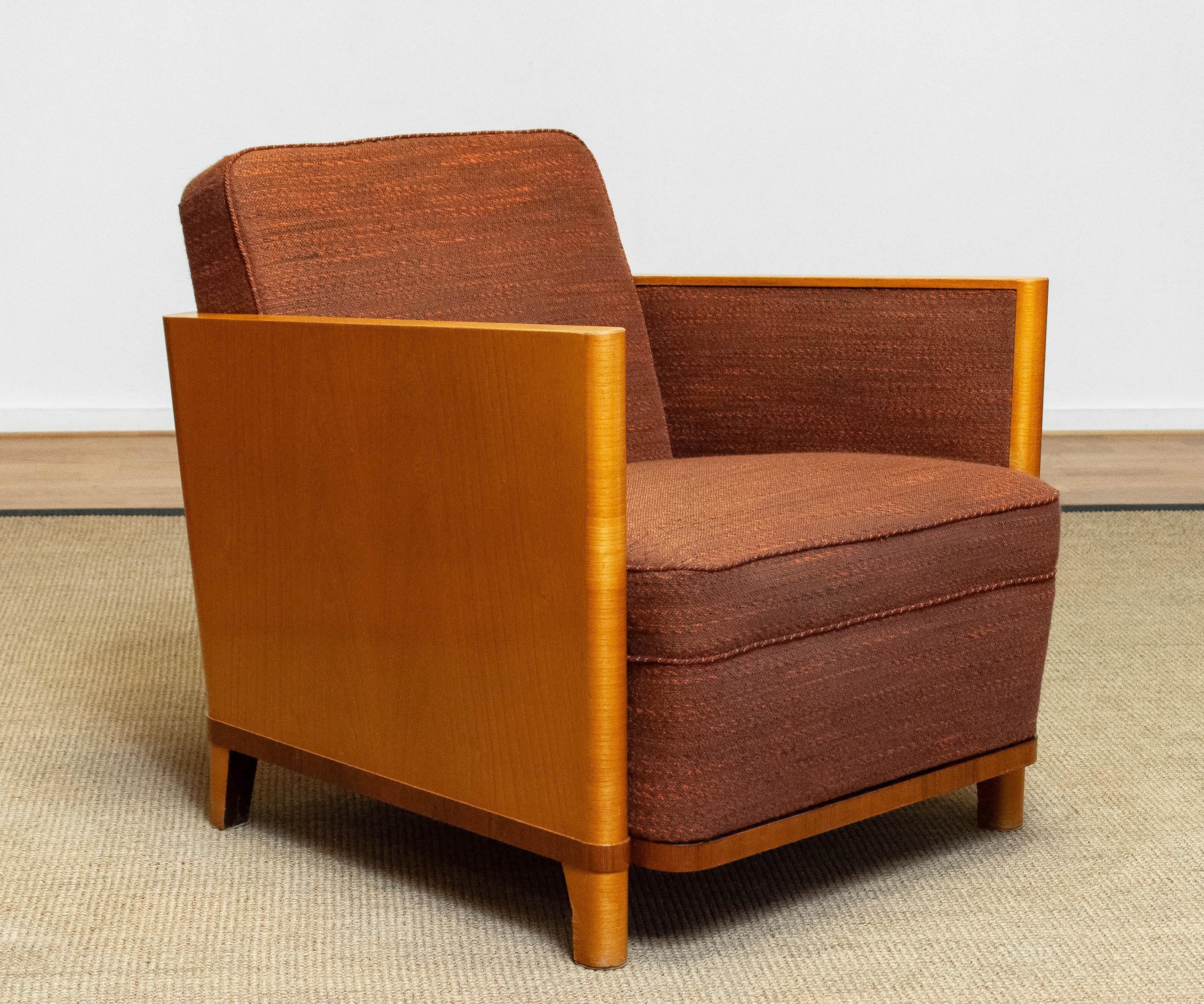 Schöner und seltener Art Deco Club-/Lounge-Sessel mit Ulmenfurniergestell, gepolstert mit originalem dunkelbraunem Melle-Stoff, der noch in sehr gutem und bequemem Zustand ist. Auch die Federn und Bindungen sind alle in perfektem Zustand.
Dieser