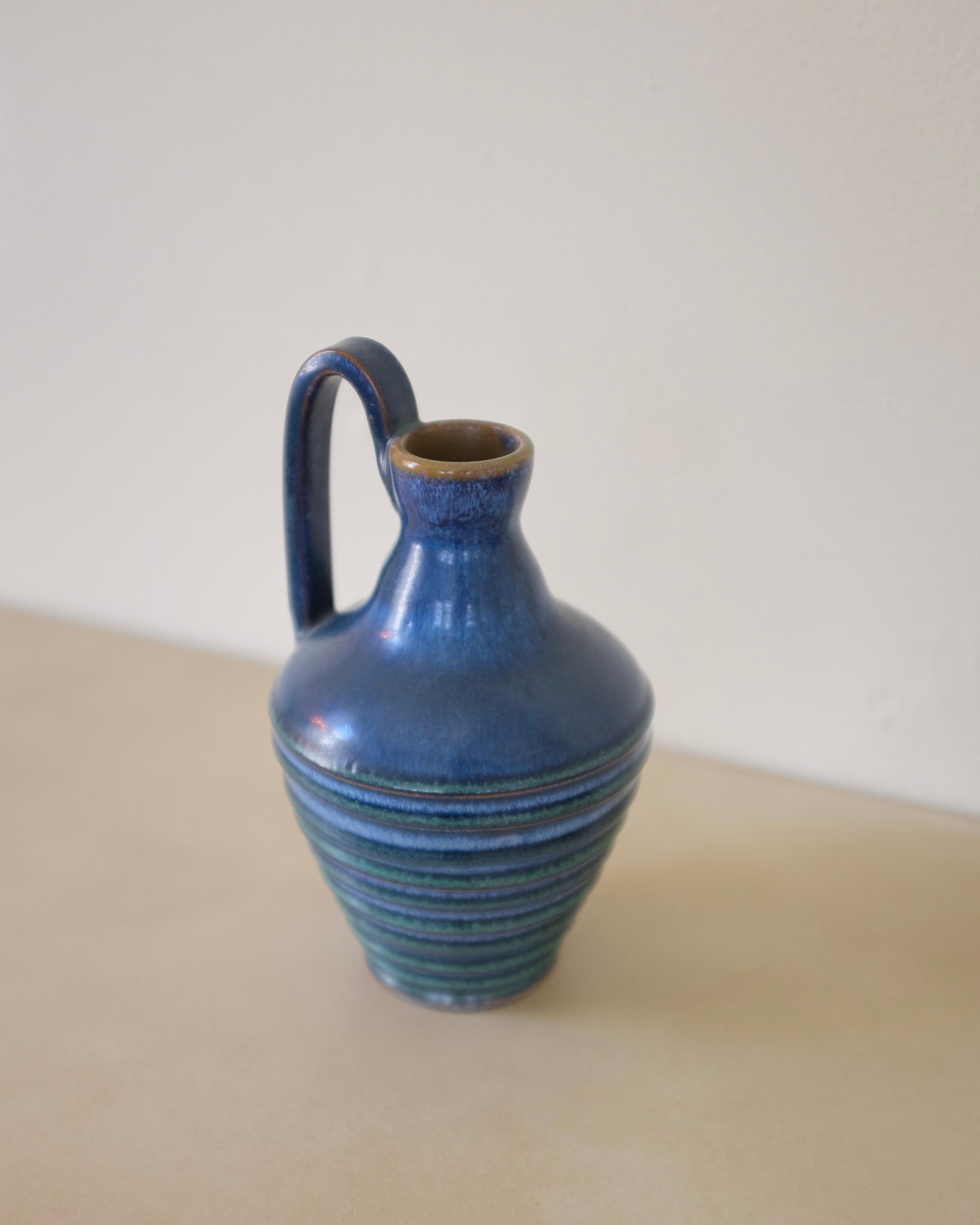 Splendido vaso svedese degli anni '30 con uno splendido smalto blu. Ottime condizioni d'epoca.

Dimensioni: H. H. 7