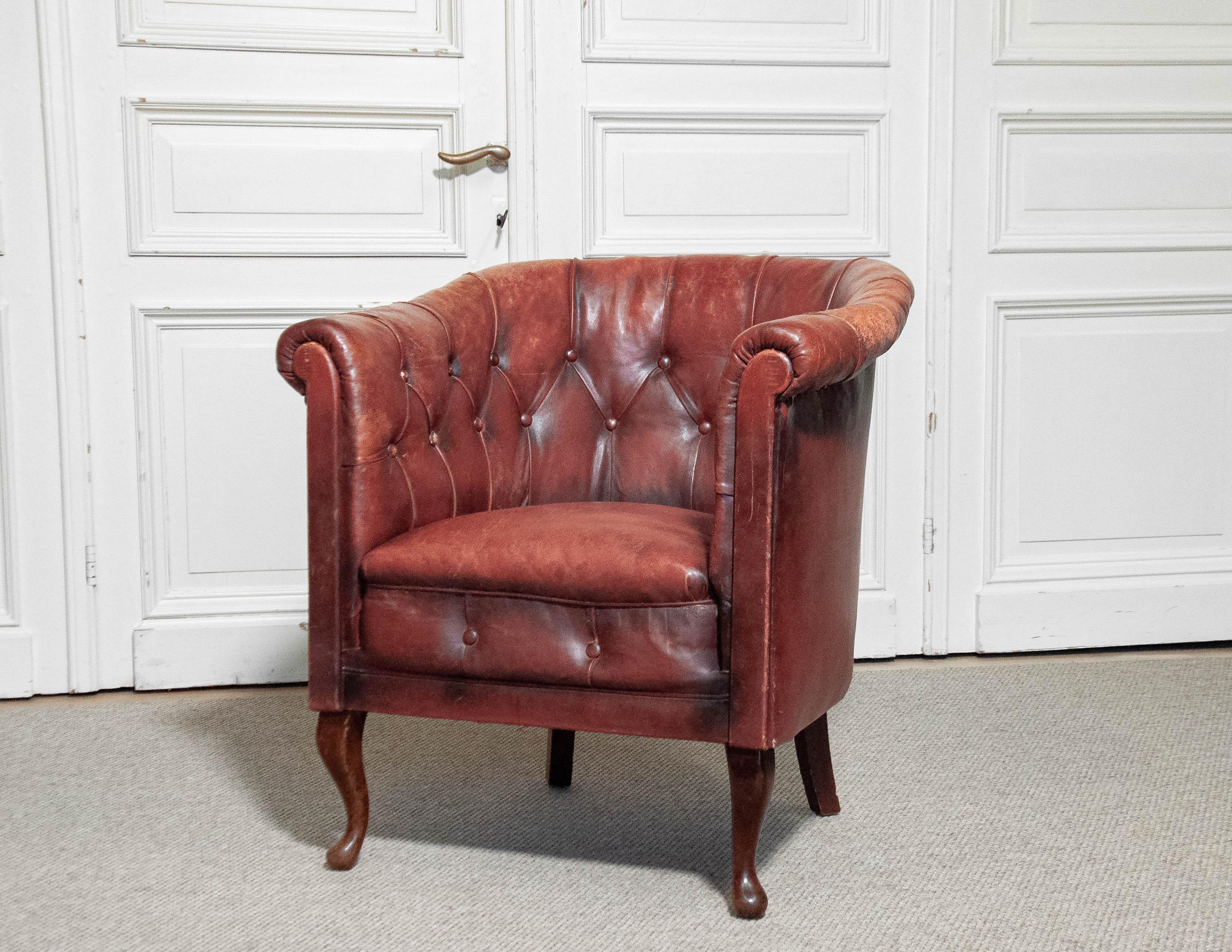 1930s Swedish Chesterfield Club Chair – Tufted Leather & Cabriole Legs In Good Condition For Sale In Silvolde, Gelderland