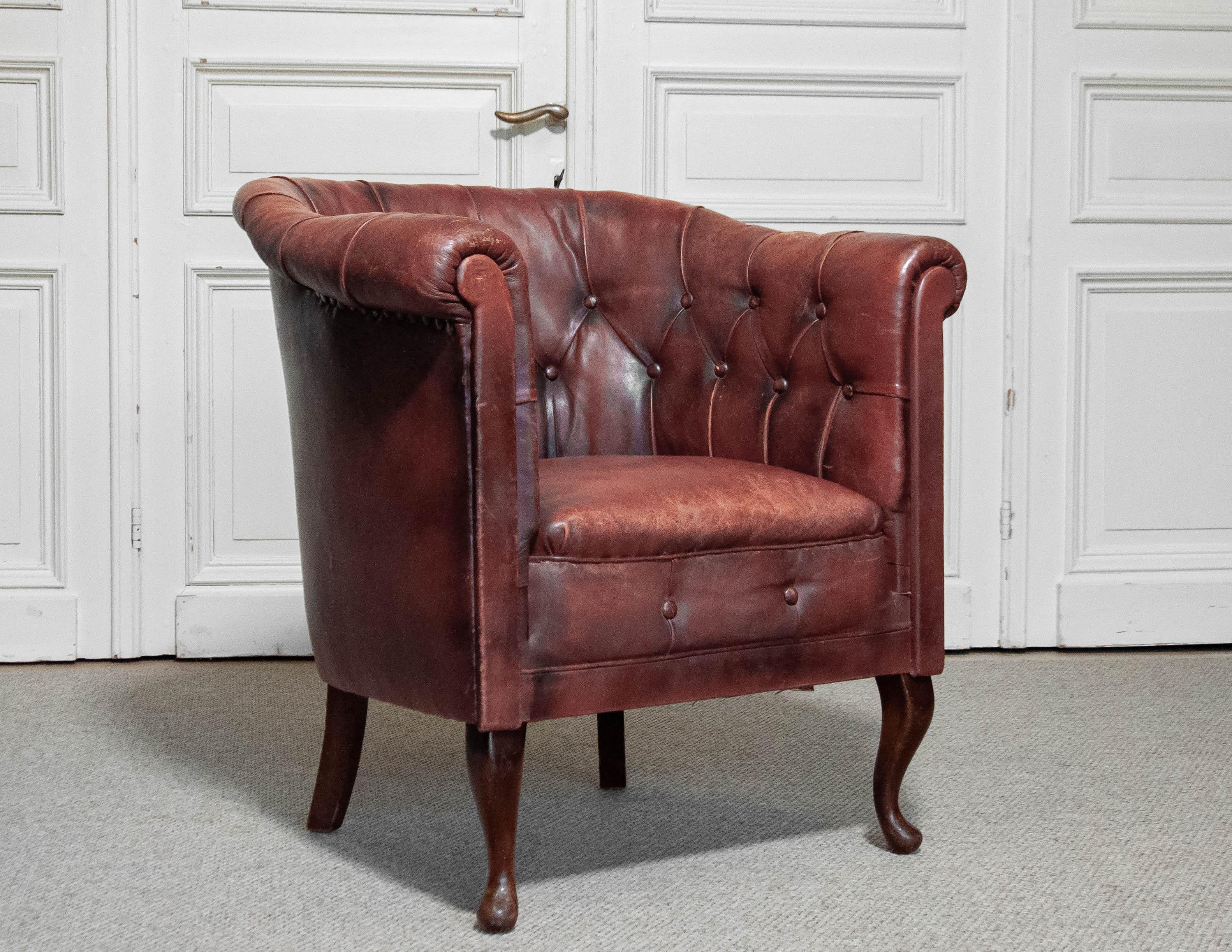1930s Swedish Chesterfield Club Chair – Tufted Leather & Cabriole Legs In Good Condition For Sale In Silvolde, Gelderland