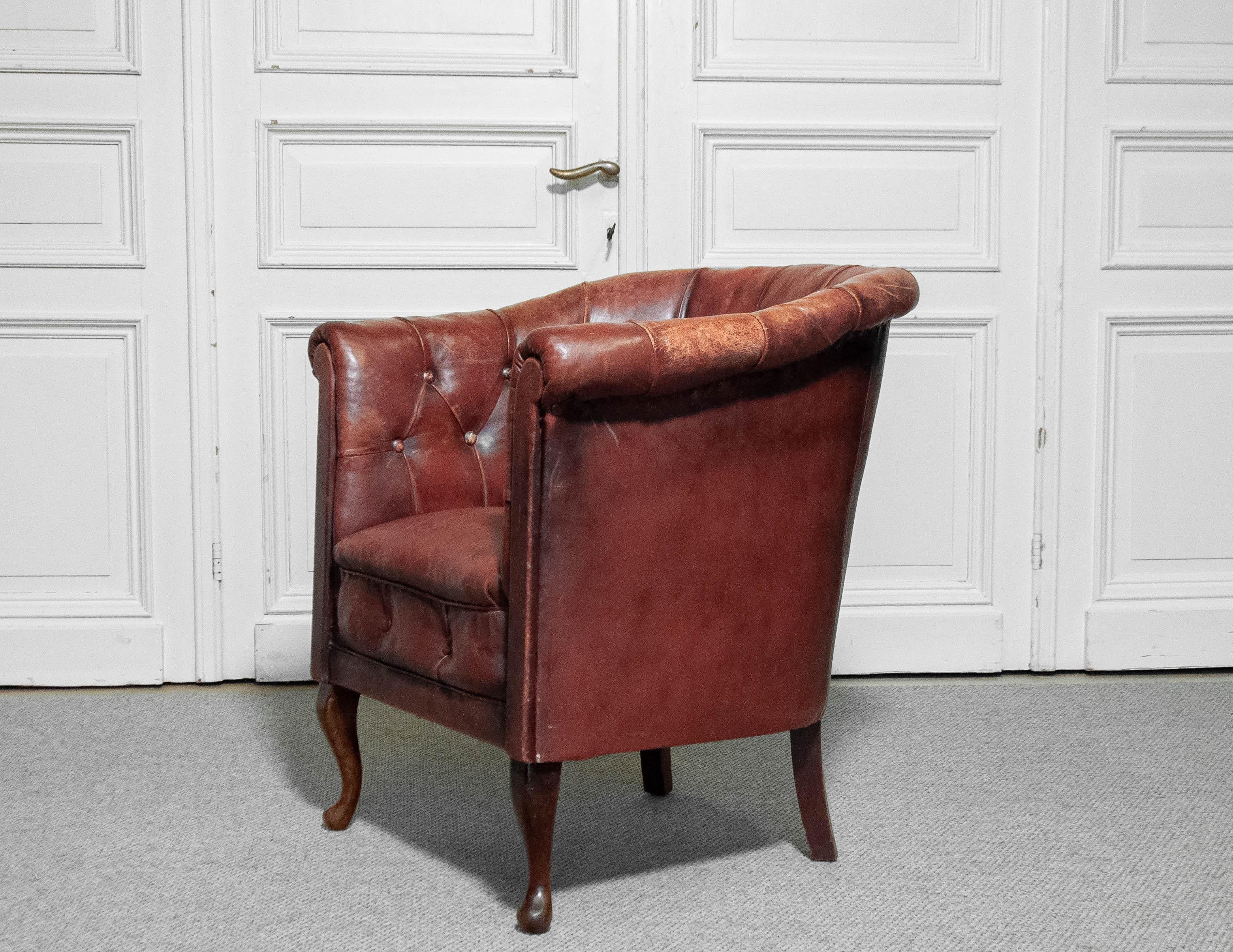 1930s Swedish Chesterfield Club Chair – Tufted Leather & Cabriole Legs For Sale 3