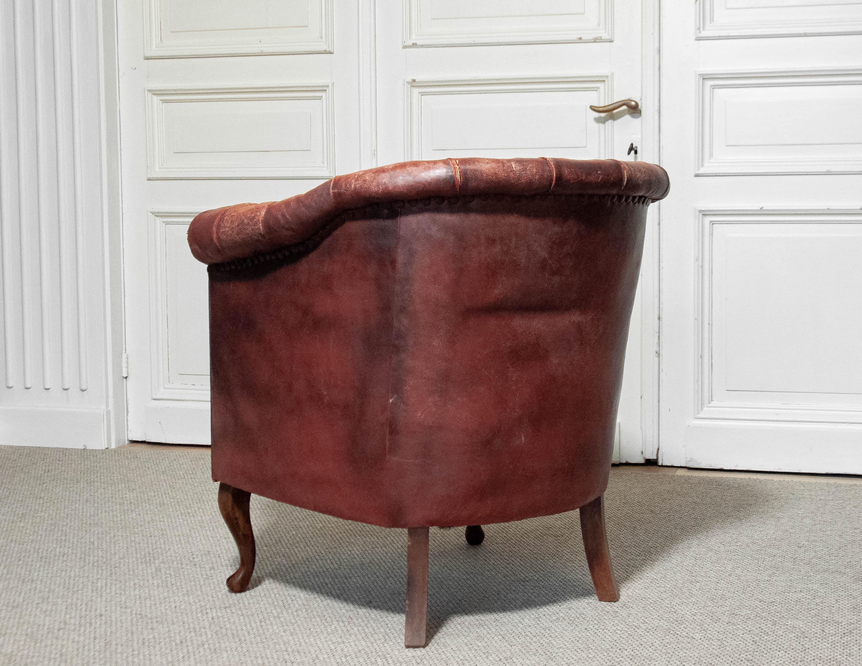 1930s Swedish Chesterfield Club Chair – Tufted Leather & Cabriole Legs For Sale 3