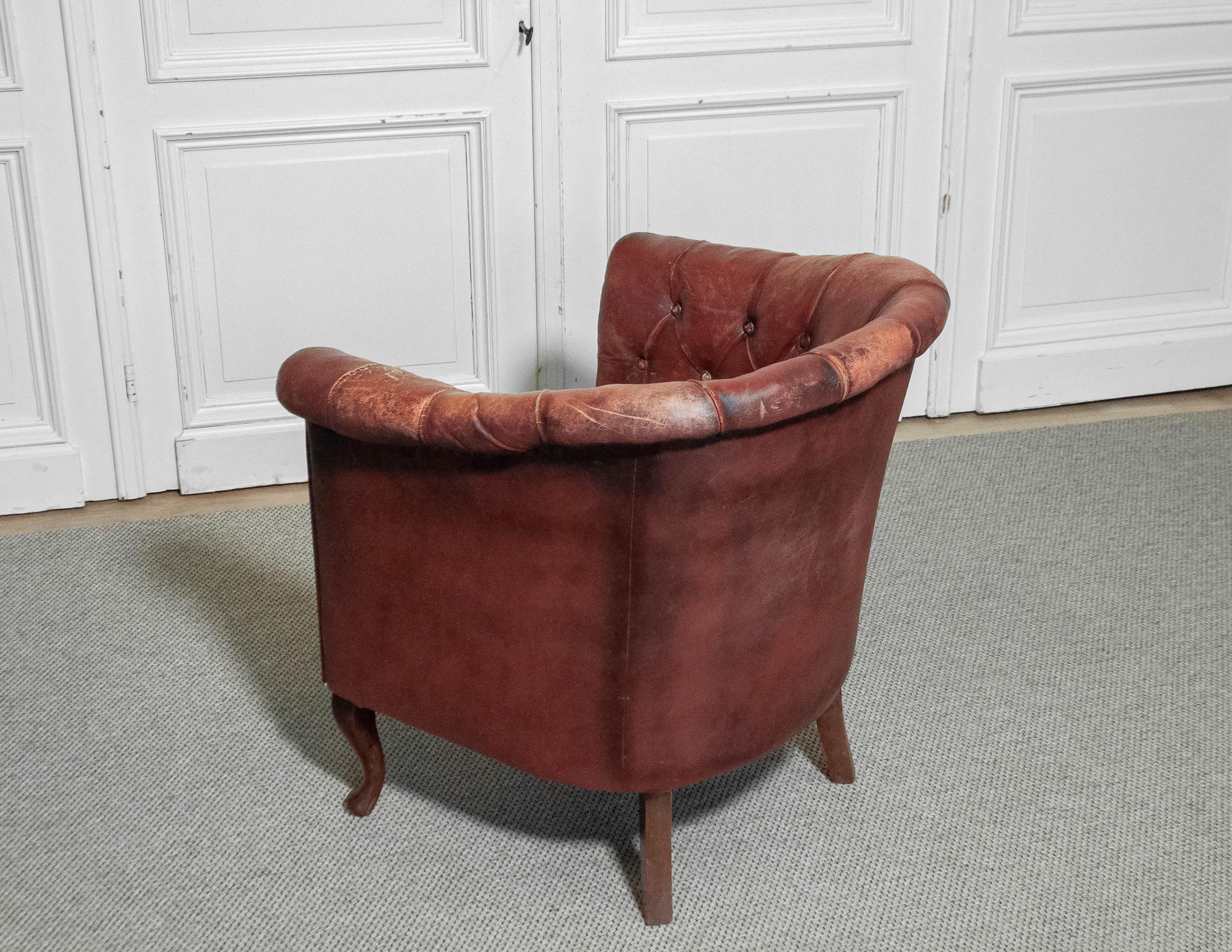 1930s Swedish Chesterfield Club Chair – Tufted Leather & Cabriole Legs For Sale 4