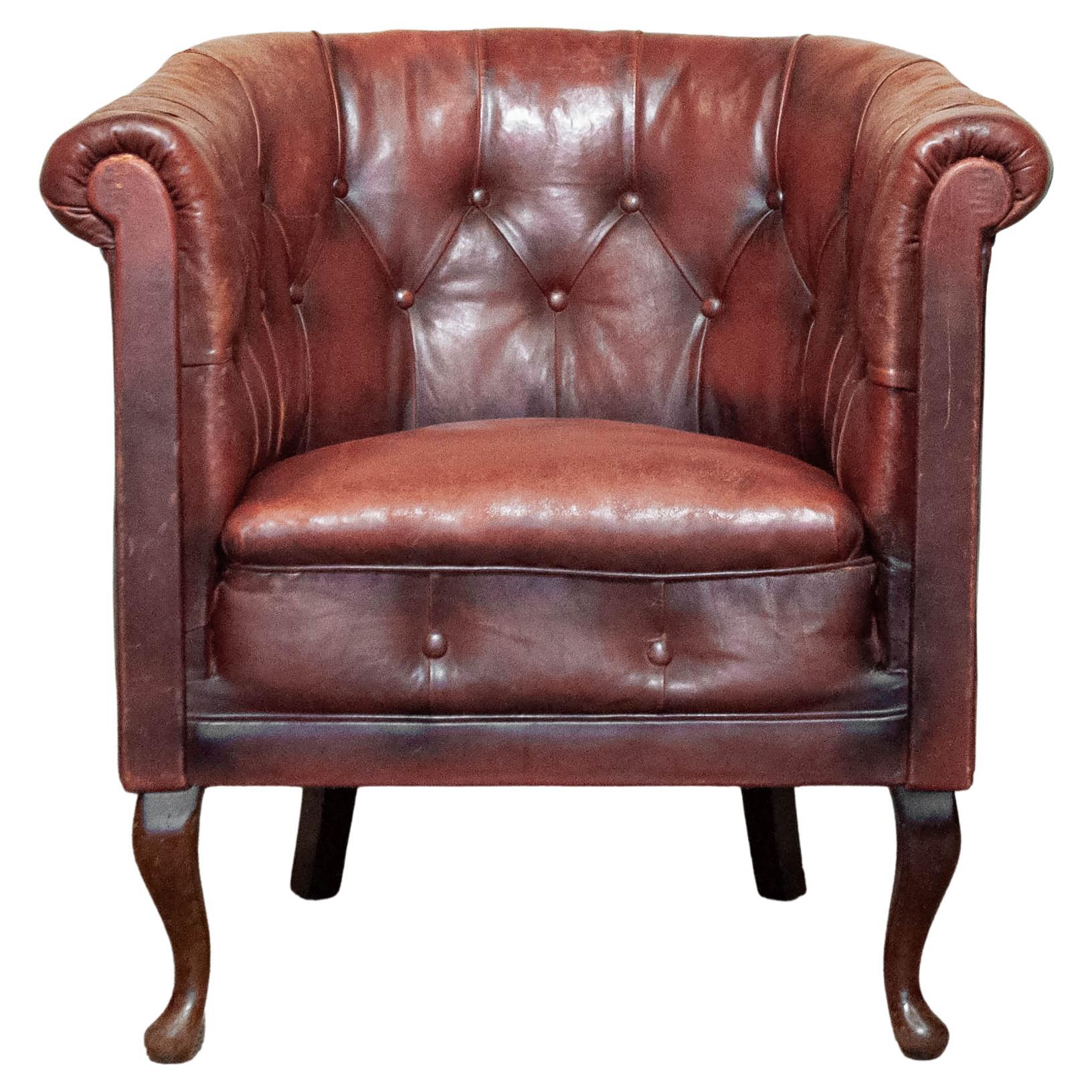 Sedia da club Chesterfield svedese degli anni '30 - Pelle imbottita e gambe a cavalletto