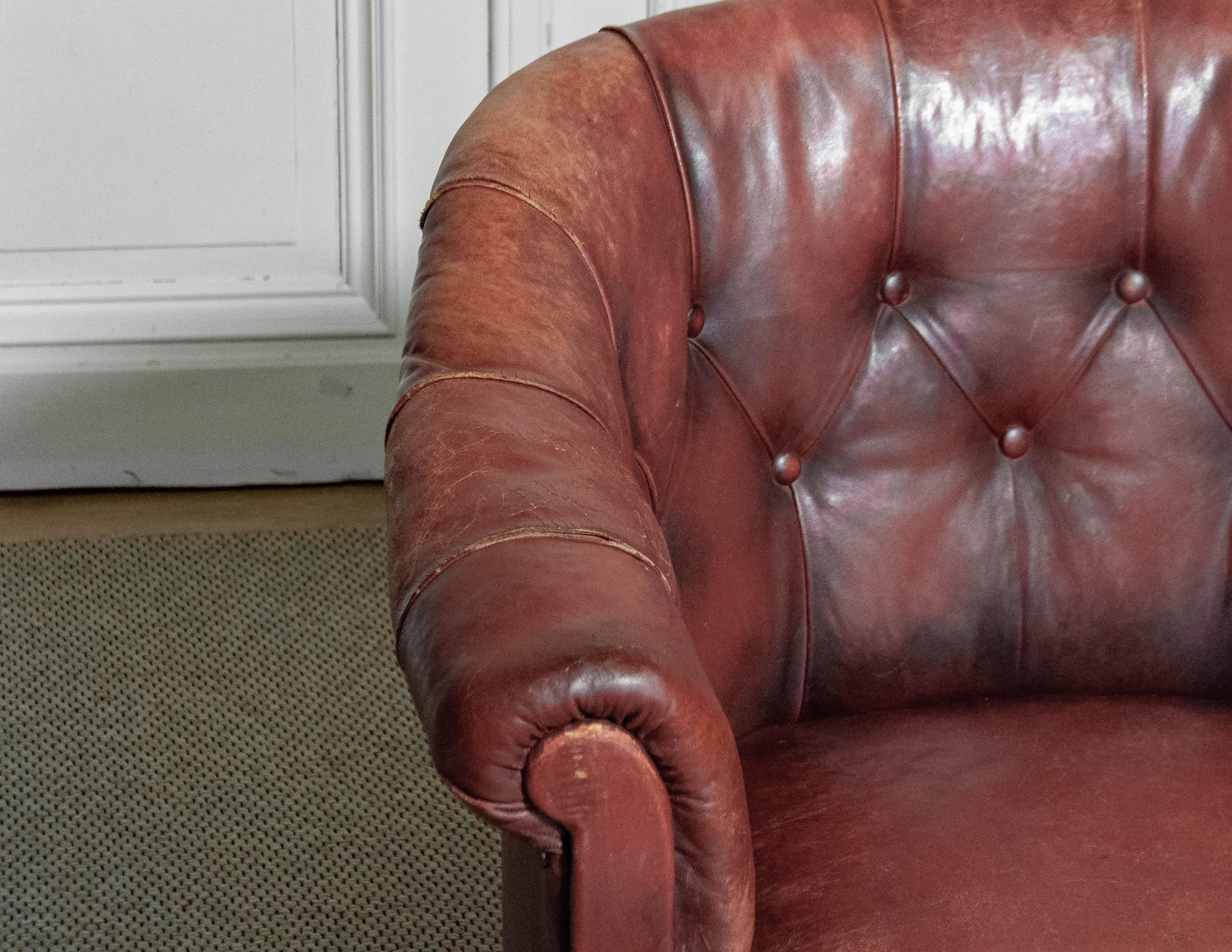 1930s Swedish Chesterfield Club Chairs – Tufted Leather & Cabriole Legs For Sale 7