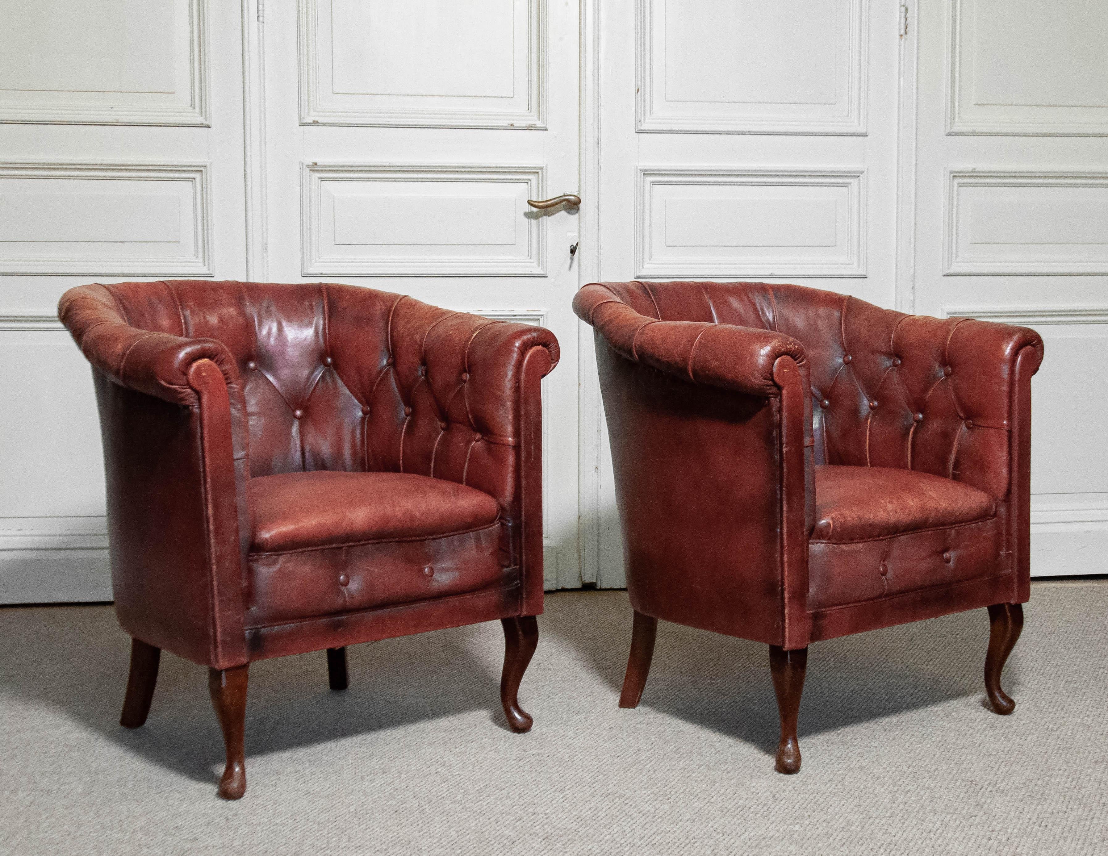 1930s Swedish Chesterfield Club Chairs – Tufted Leather & Cabriole Legs For Sale 11