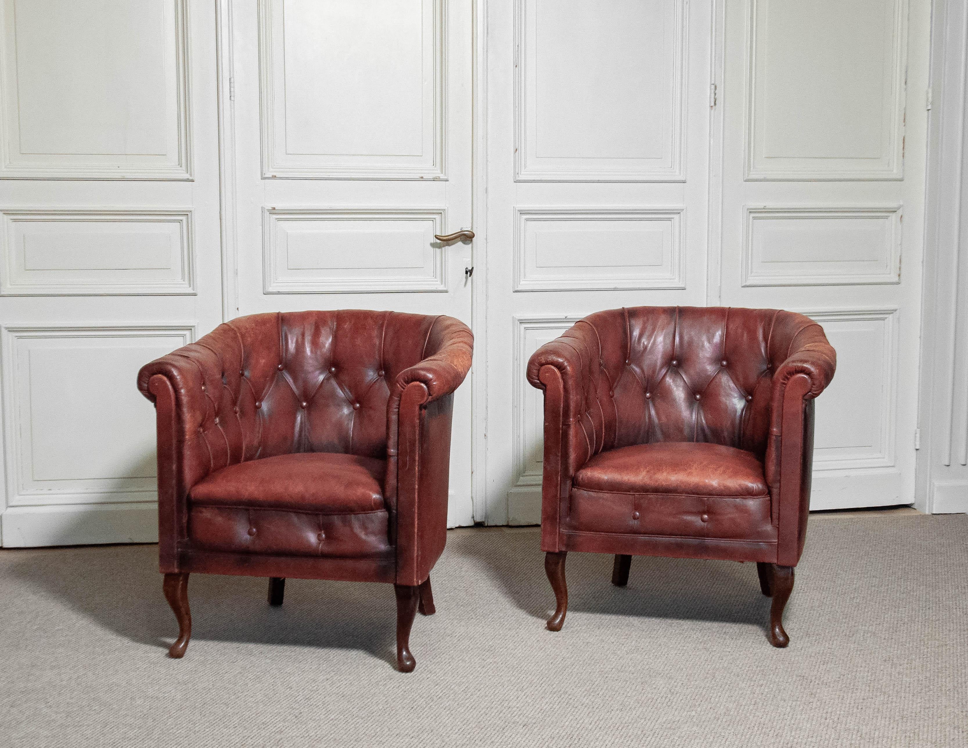 1930s Swedish Chesterfield Club Chairs – Tufted Leather & Cabriole Legs In Good Condition For Sale In Silvolde, Gelderland