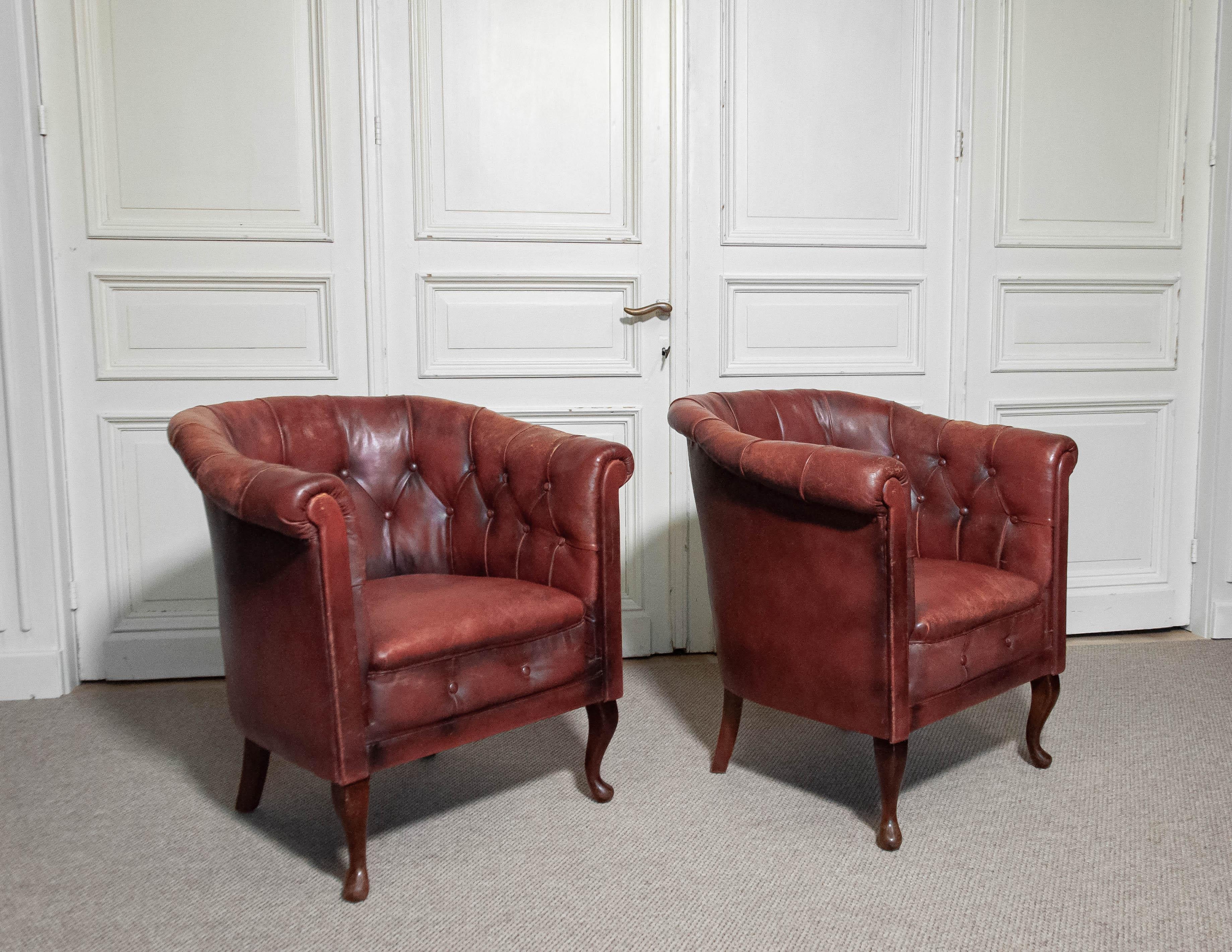 1930s Swedish Chesterfield Club Chairs – Tufted Leather & Cabriole Legs For Sale 2