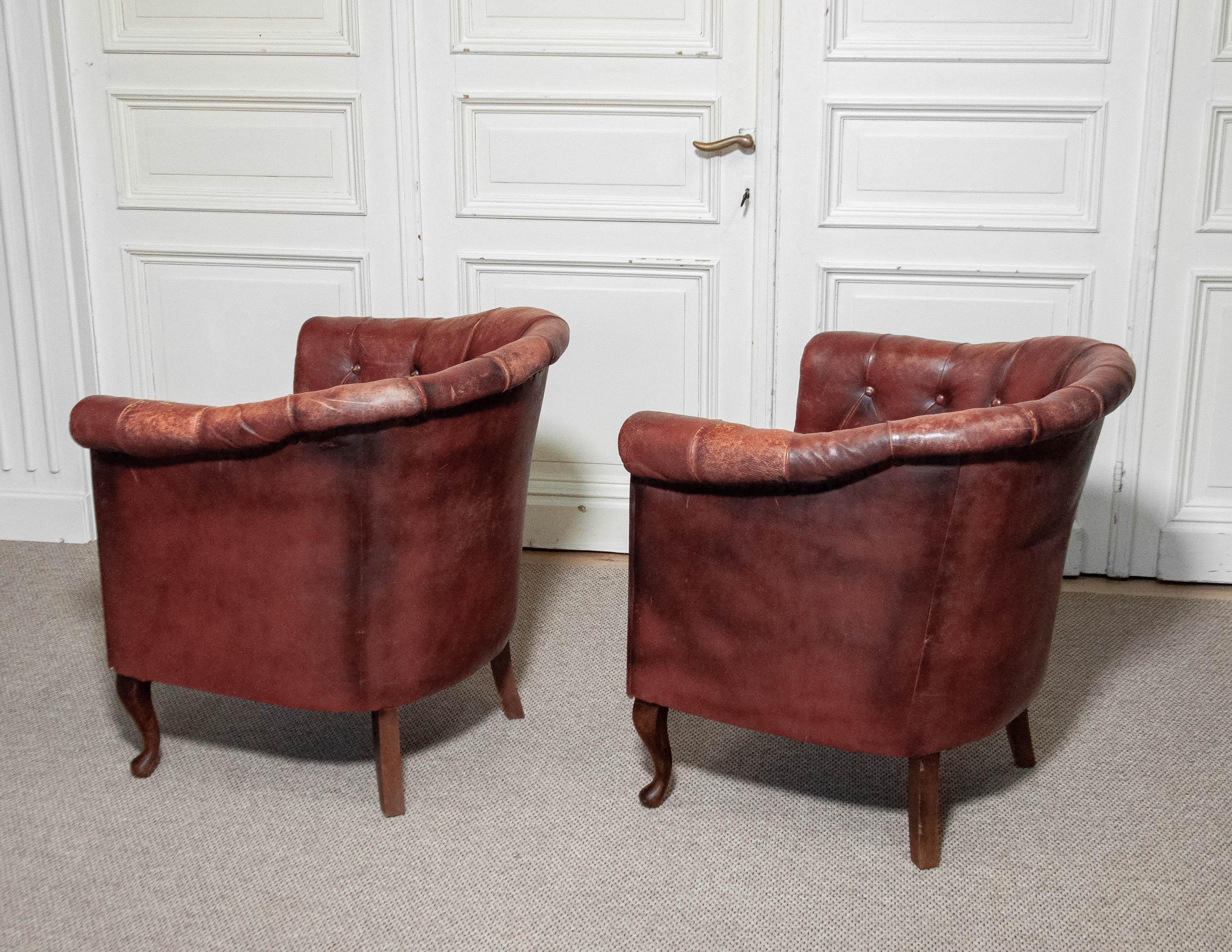 1930s Swedish Chesterfield Club Chairs – Tufted Leather & Cabriole Legs For Sale 4
