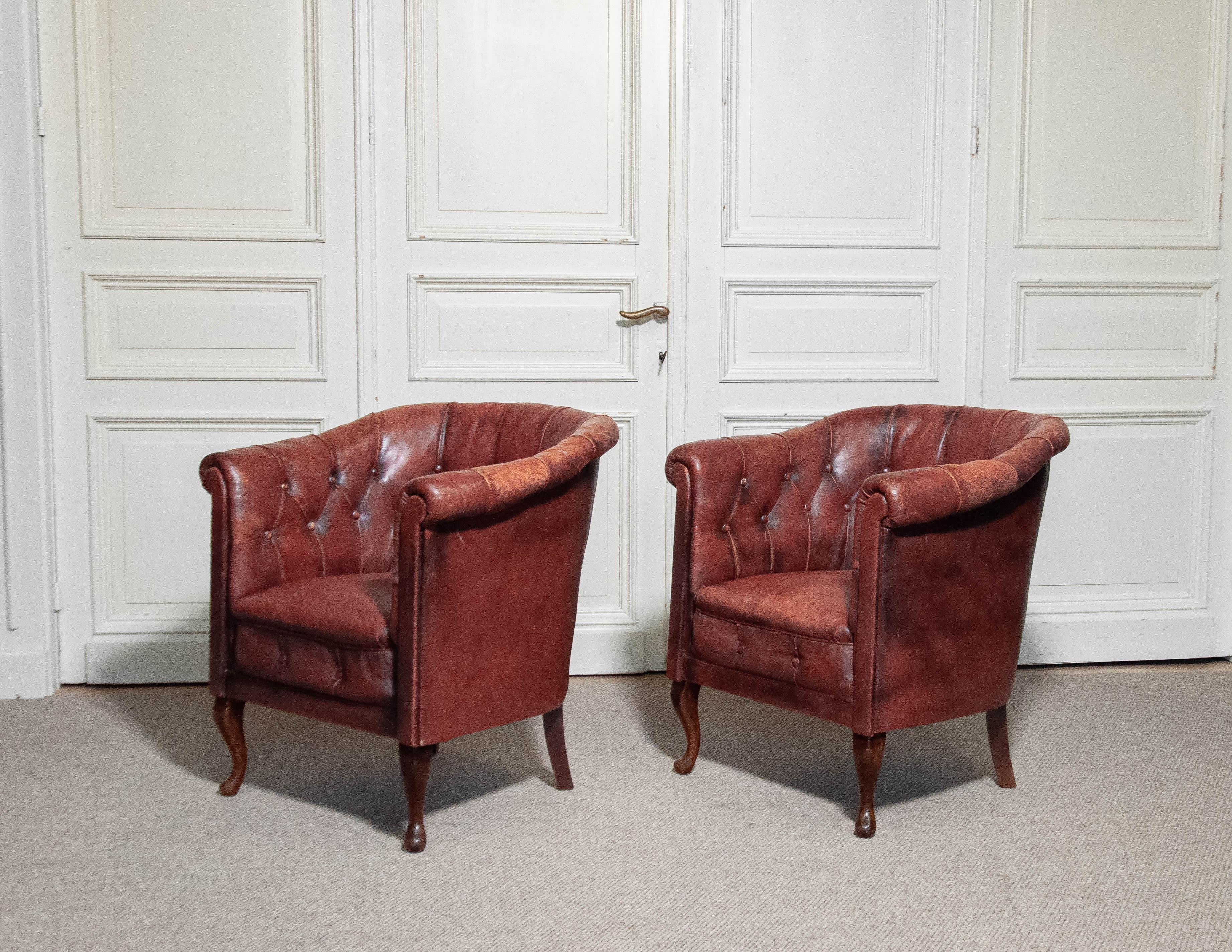 1930s Swedish Chesterfield Club Chairs – Tufted Leather & Cabriole Legs For Sale 5