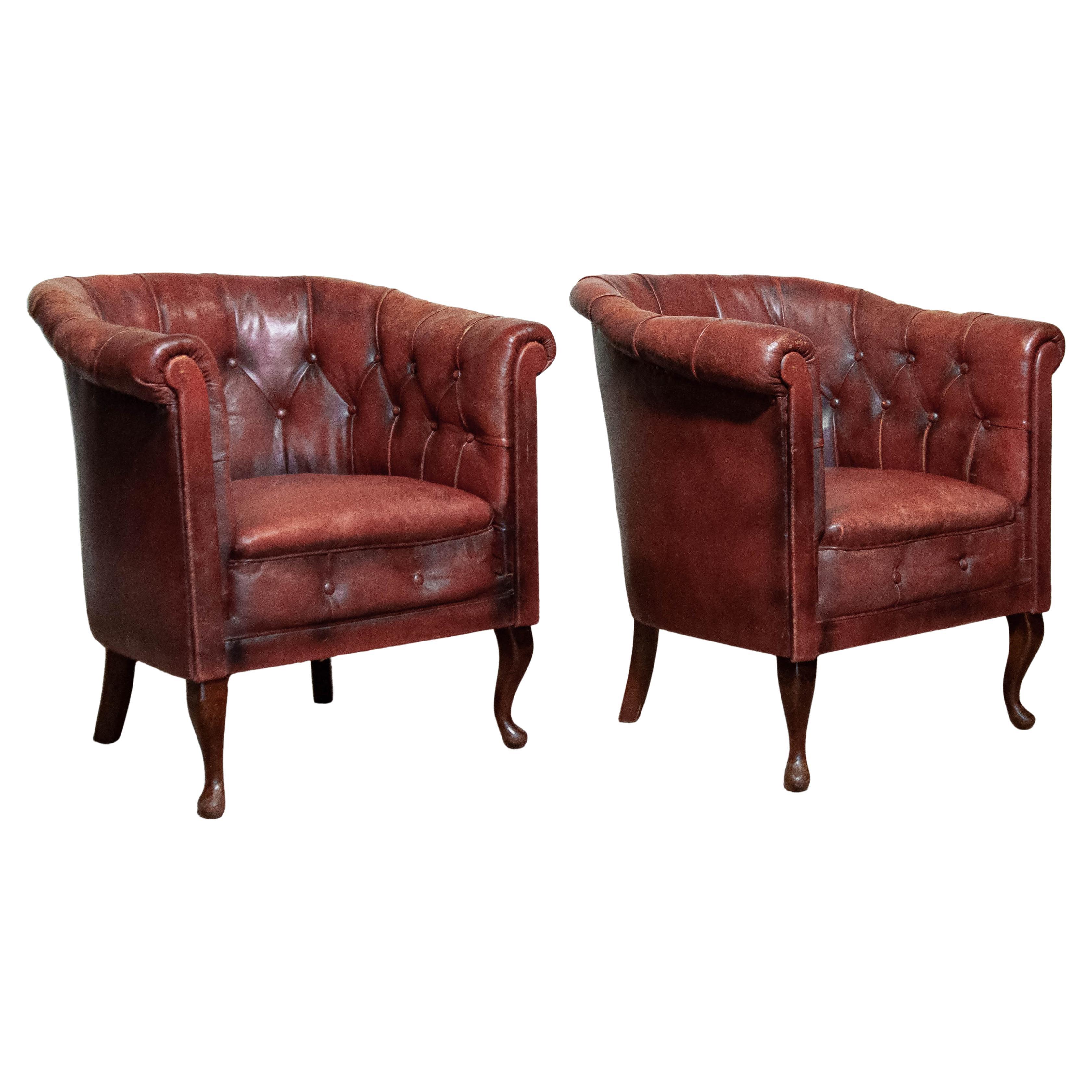 Sedie da club Chesterfield svedesi degli anni '30 - Pelle trapuntata e gambe cabriole