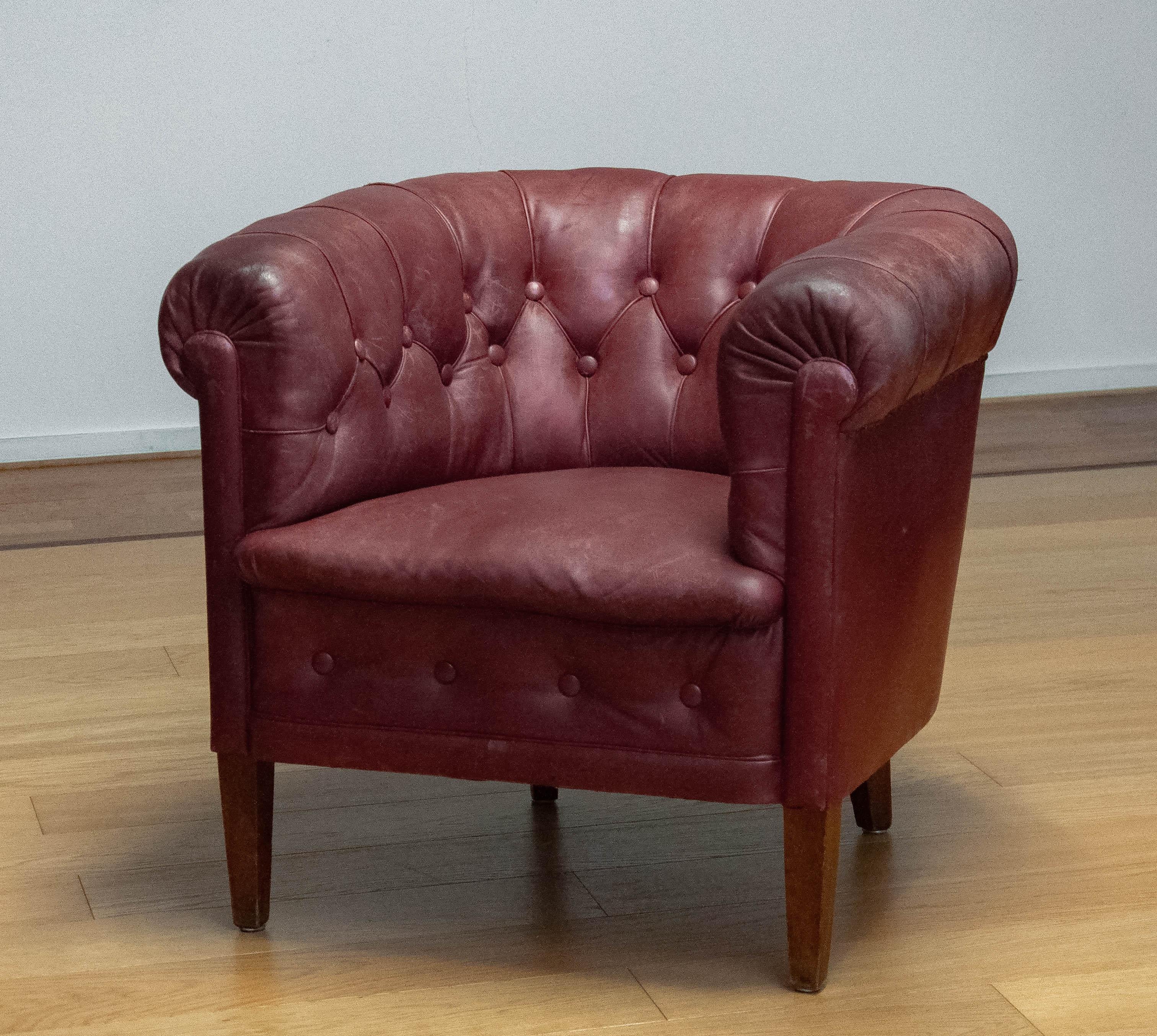 1930s Swedish Crimson Red Chesterfield Club Chair in Patinated Leather In Good Condition For Sale In Silvolde, Gelderland