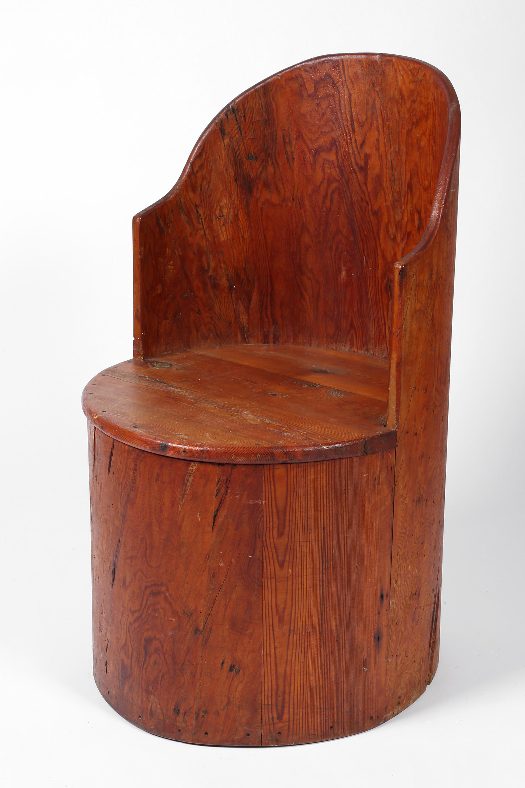 Chaise à baignoire en pin sculpté Art populaire suédois Kubbstol des années 1930 en vente 6