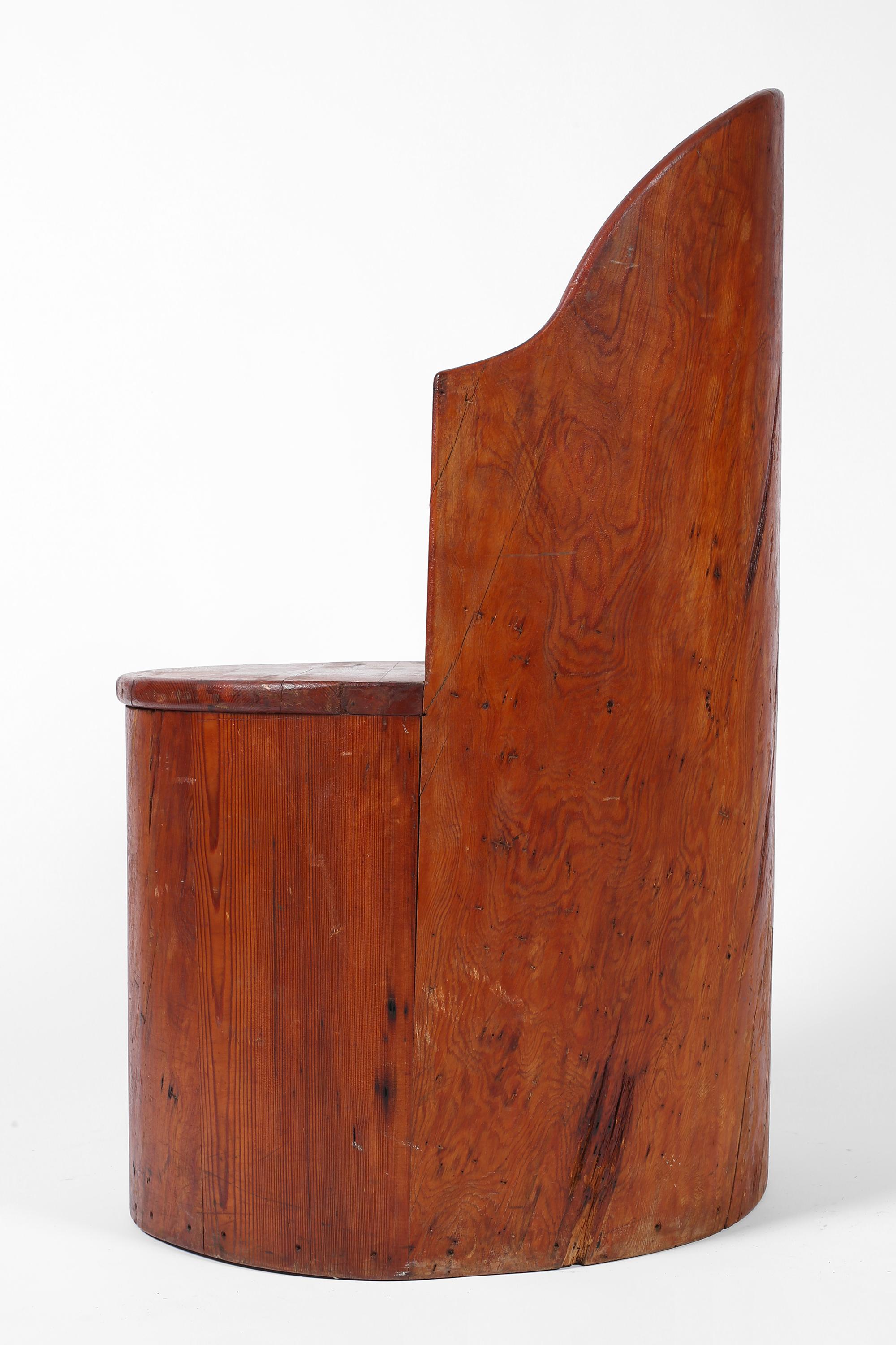 Chaise à baignoire en pin sculpté Art populaire suédois Kubbstol des années 1930 en vente 7