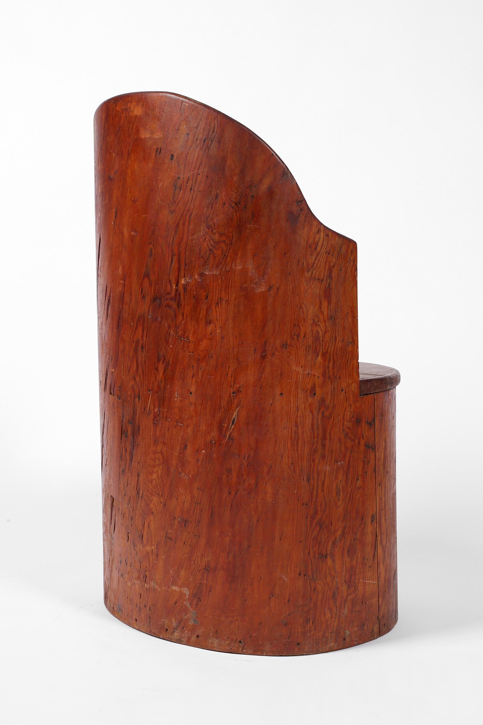 Chaise à baignoire en pin sculpté Art populaire suédois Kubbstol des années 1930 en vente 10