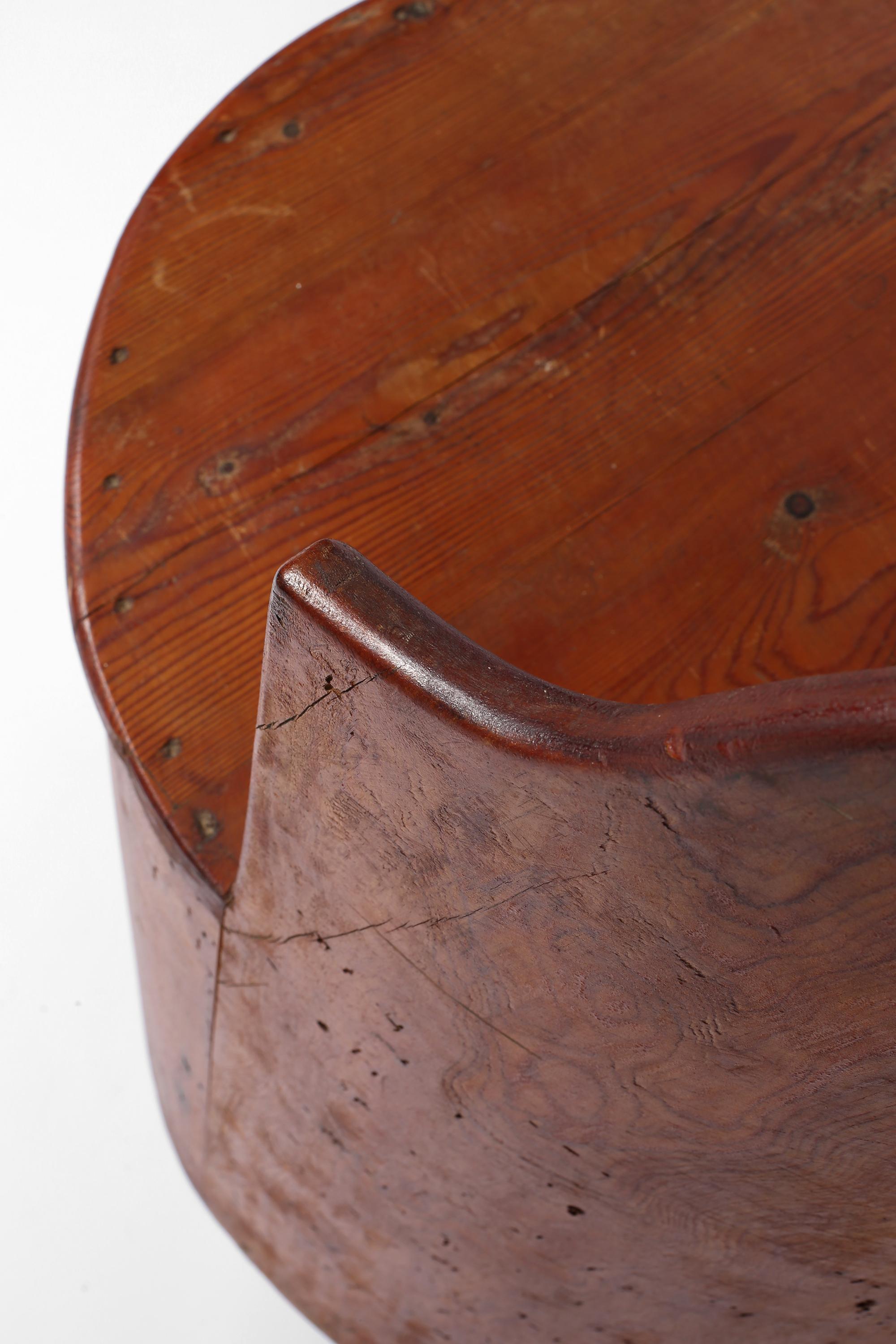 Chaise à baignoire en pin sculpté Art populaire suédois Kubbstol des années 1930 en vente 11