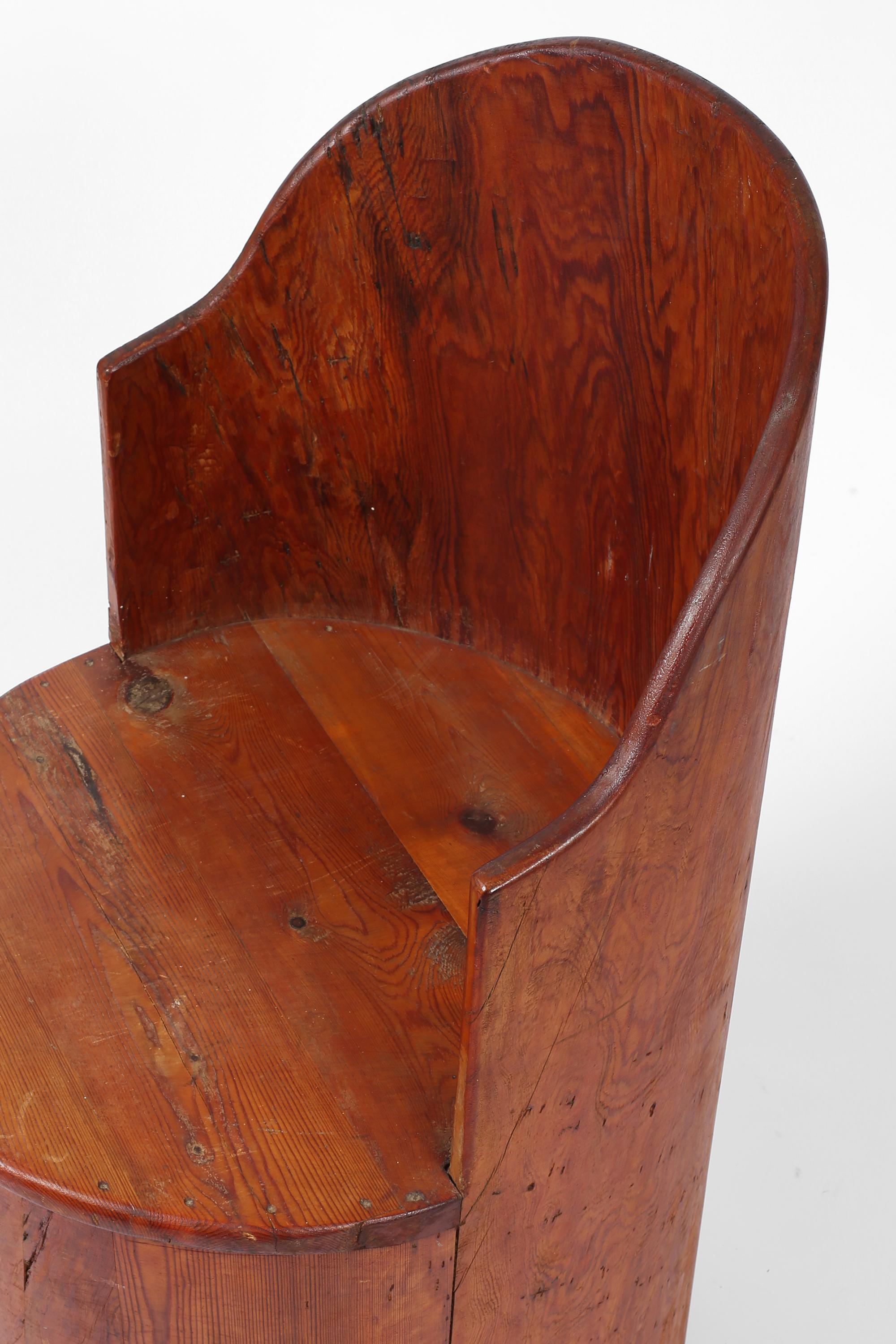 Chaise à baignoire en pin sculpté Art populaire suédois Kubbstol des années 1930 en vente 13