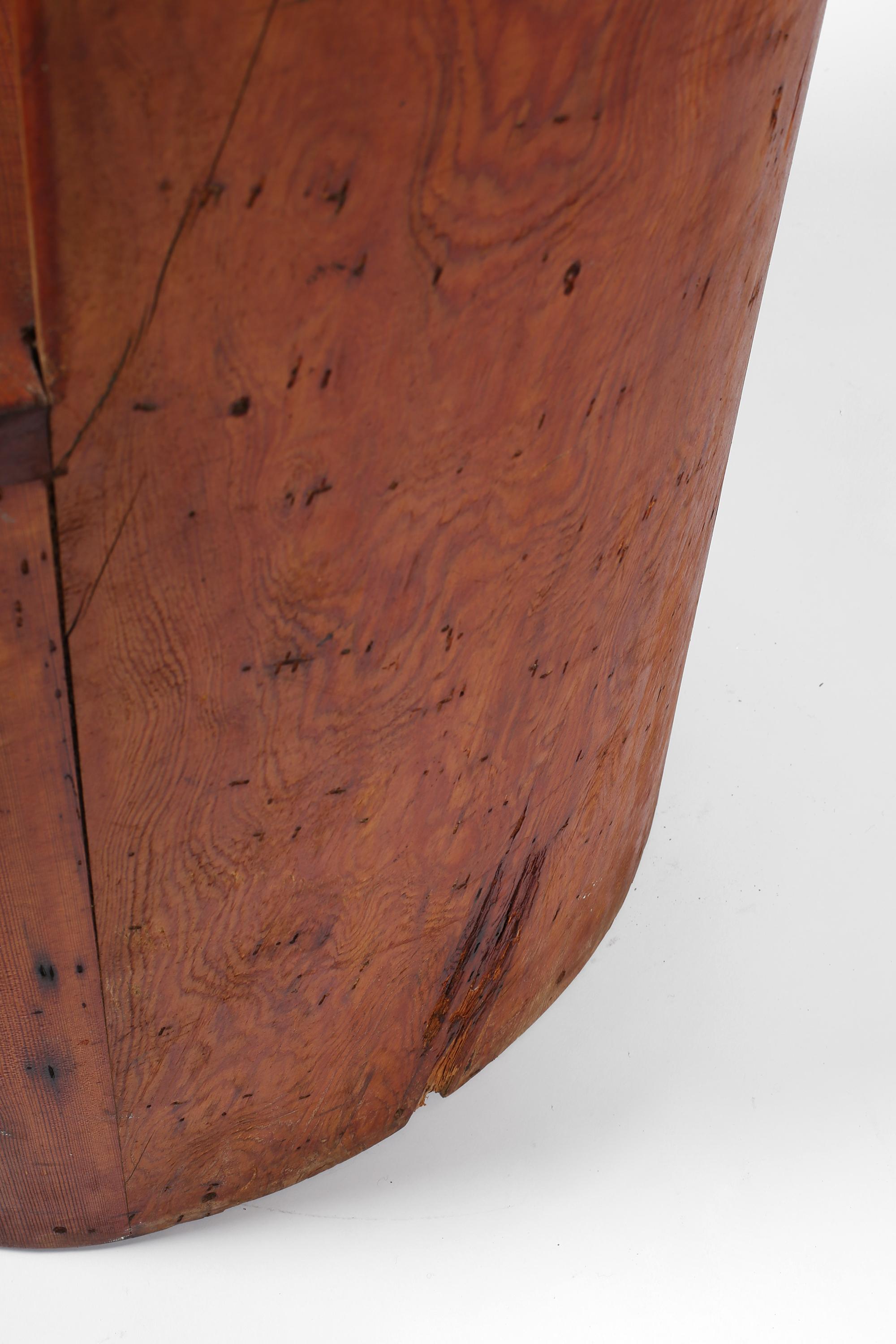 Chaise à baignoire en pin sculpté Art populaire suédois Kubbstol des années 1930 en vente 14