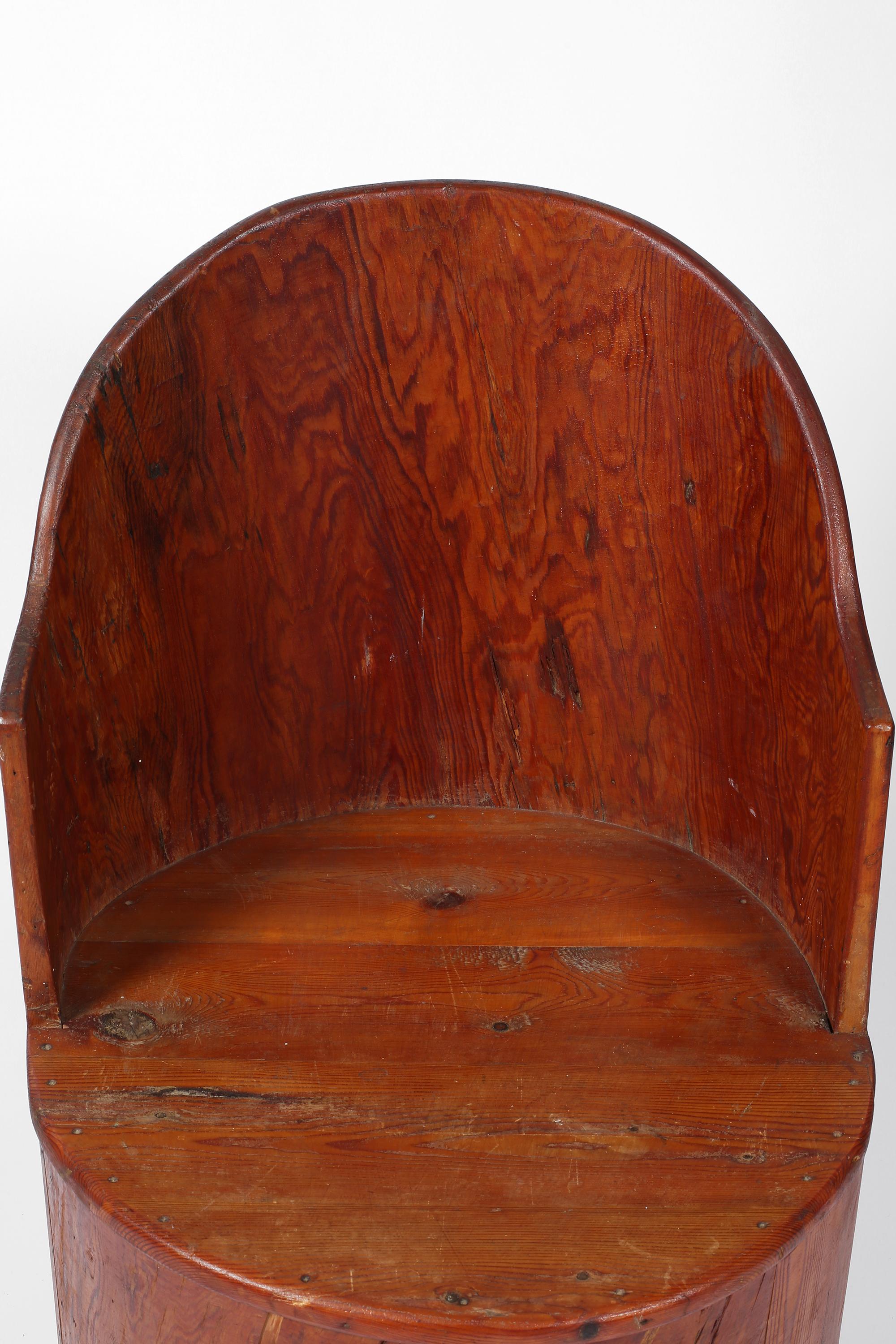 Chaise à baignoire en pin sculpté Art populaire suédois Kubbstol des années 1930 Bon état - En vente à London, GB